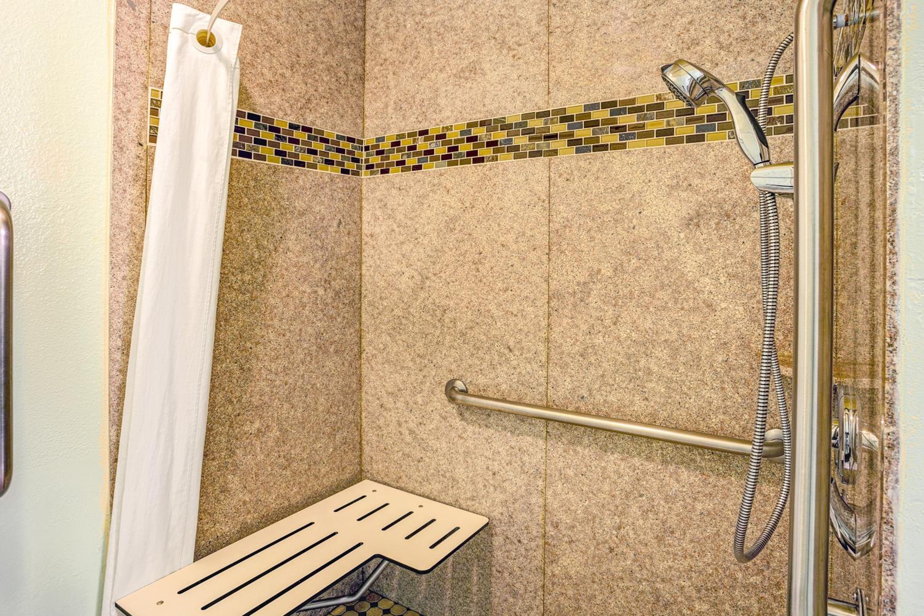 Queen Room - Disability Access - Non-Smoking - Photo 3