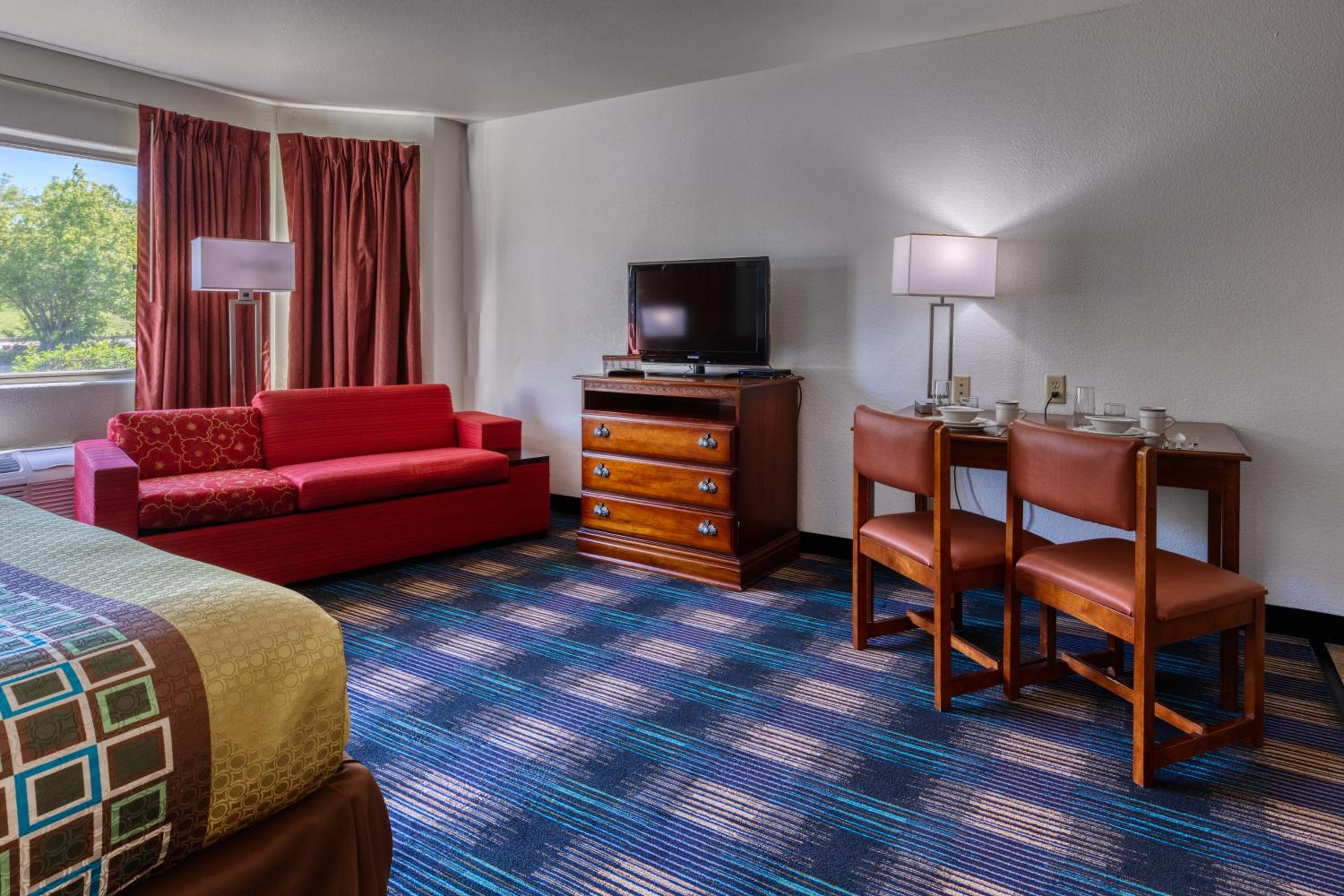 Queen Suite with Sofa Bed - Non-Smoking - Photo 32