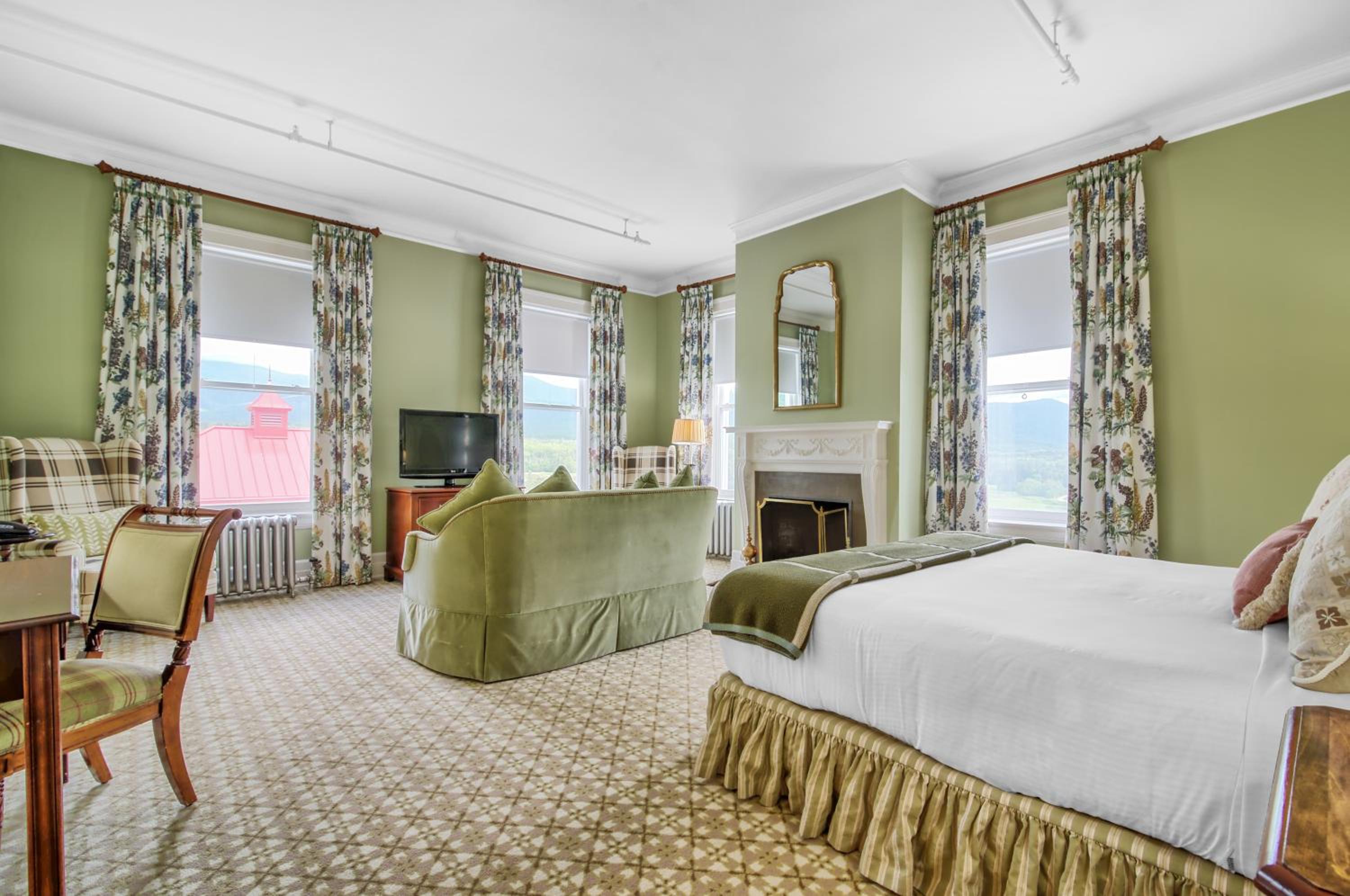 Corner Vista Room with King Bed - Photo 1