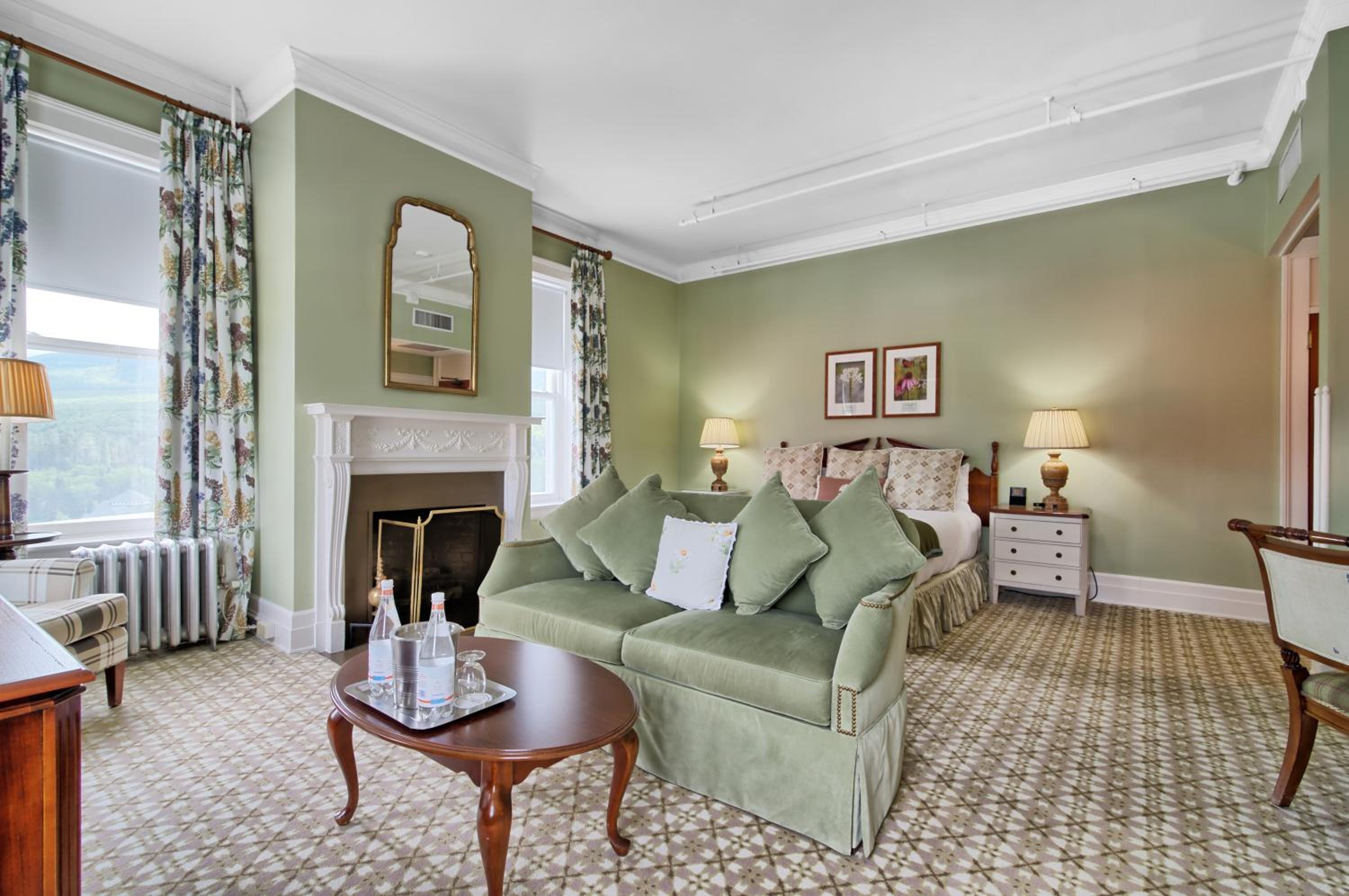 Corner Vista Room with King Bed - Photo 2
