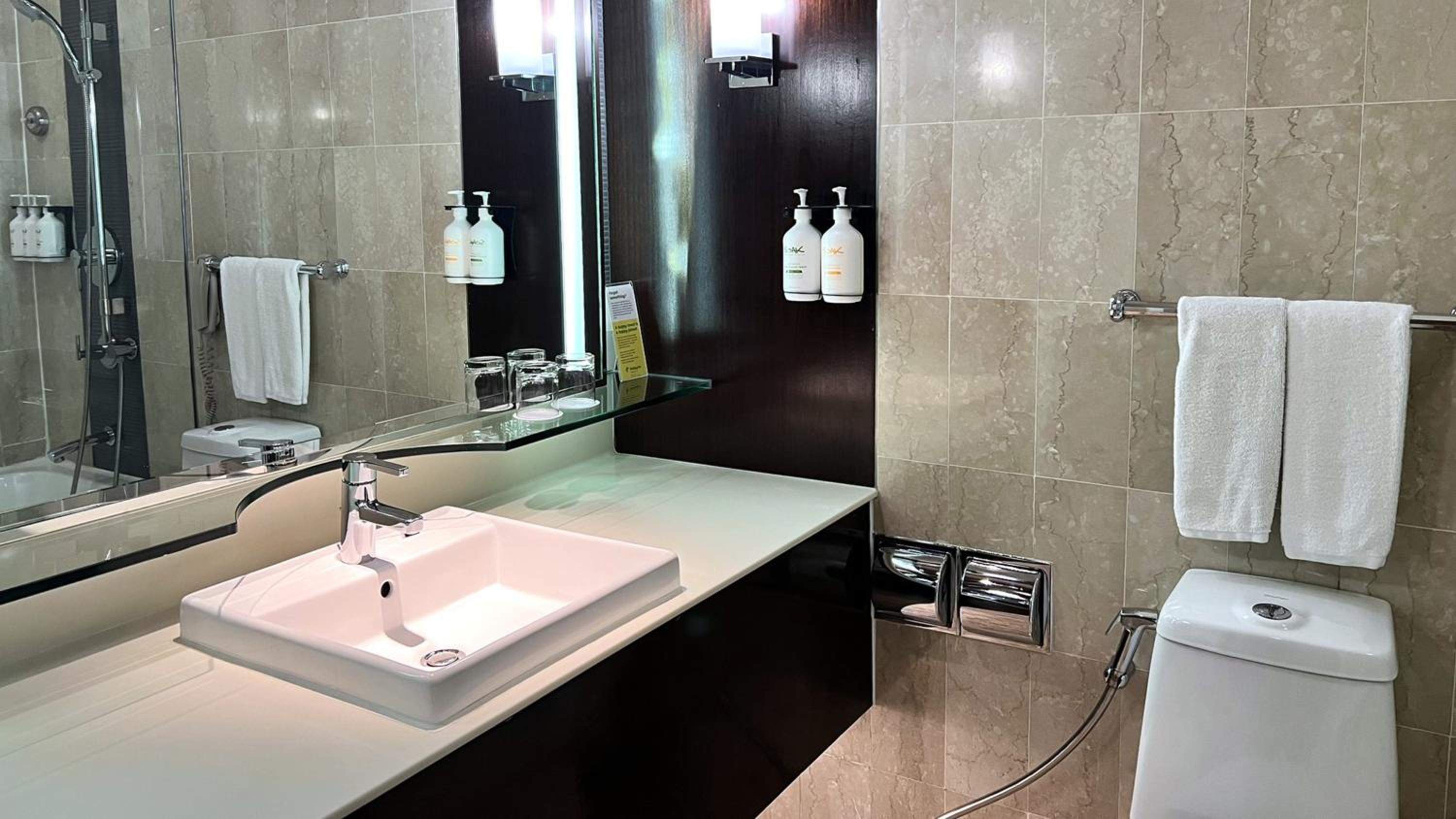 Premium Double Room with Two Double Beds thumbnail 6