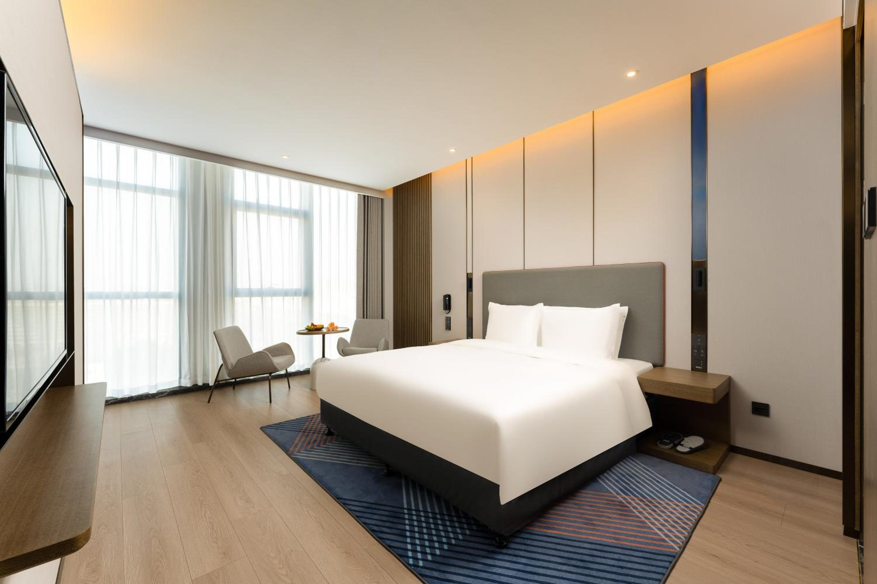 Standard King Room with Extra Floor Space thumbnail 6