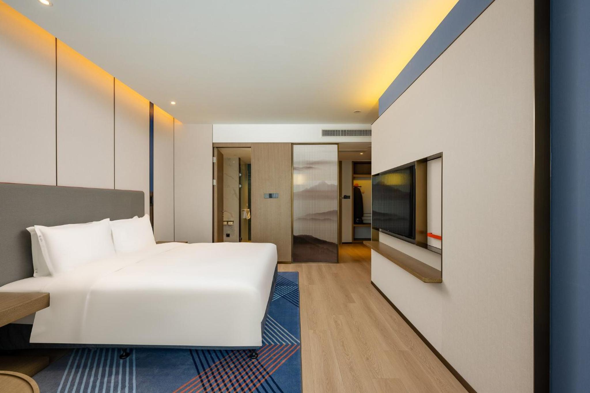 Standard King Room with Extra Floor Space thumbnail 5