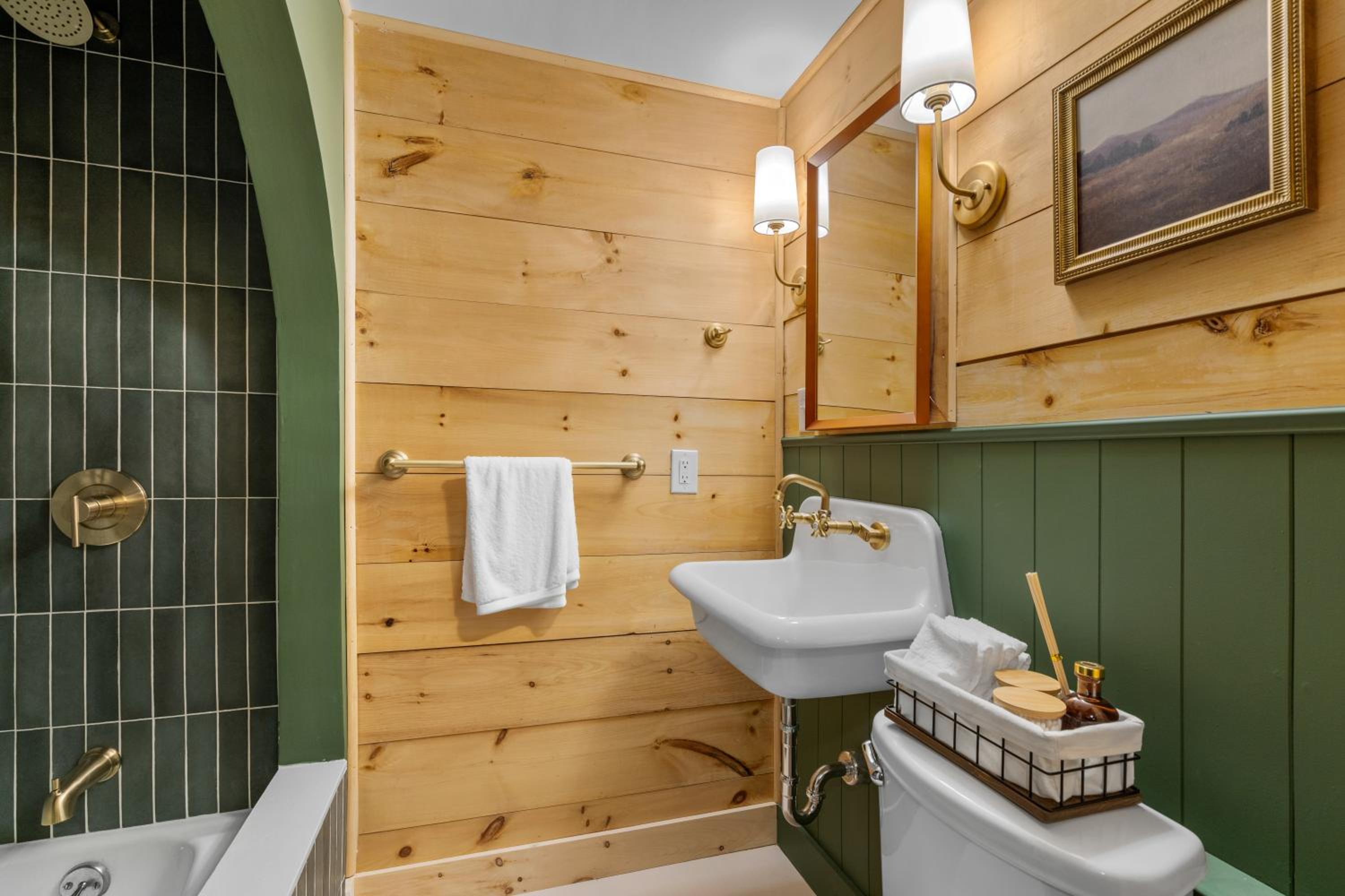 Deluxe Double Room with Bath - Photo 15