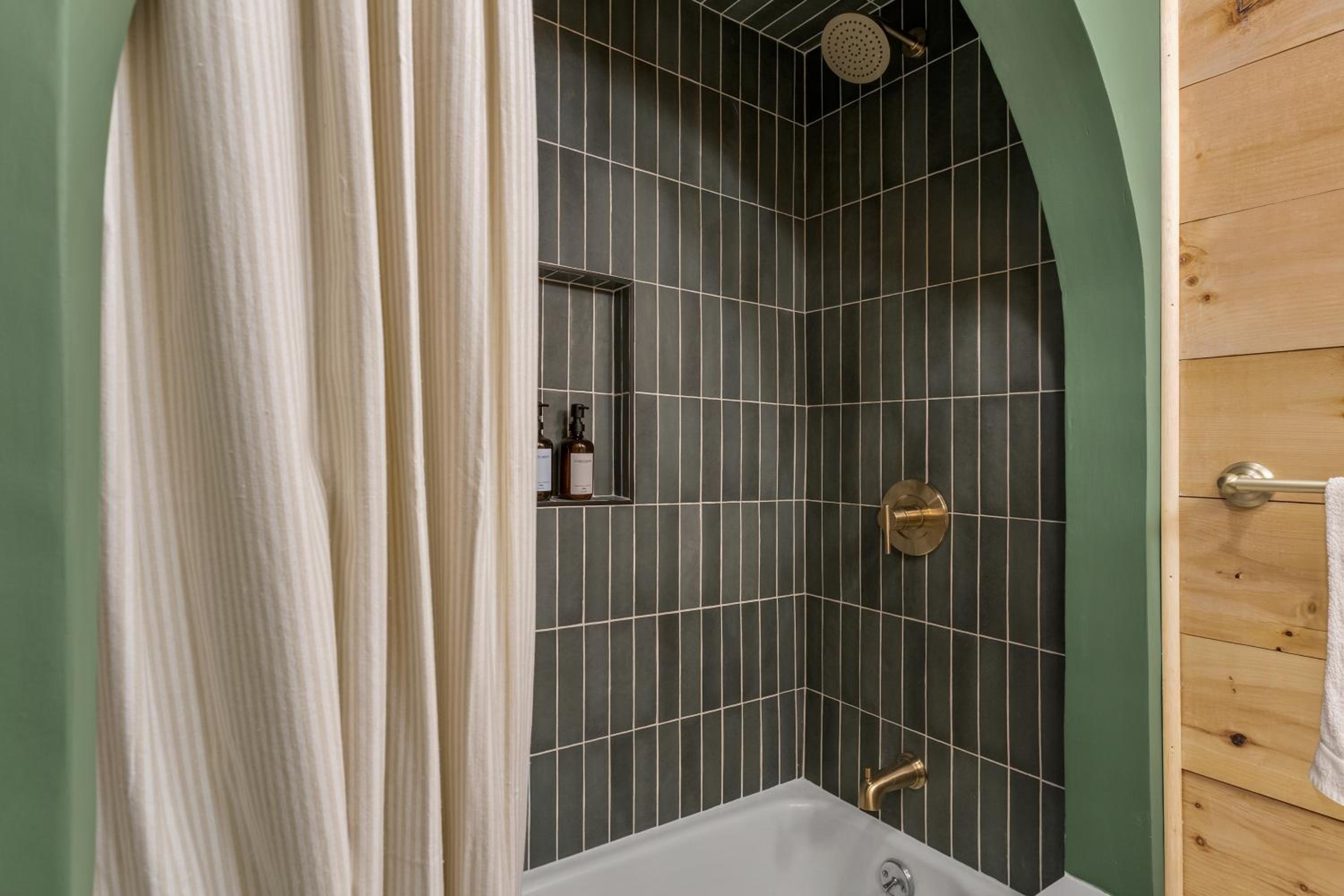Deluxe Double Room with Bath - Photo 14