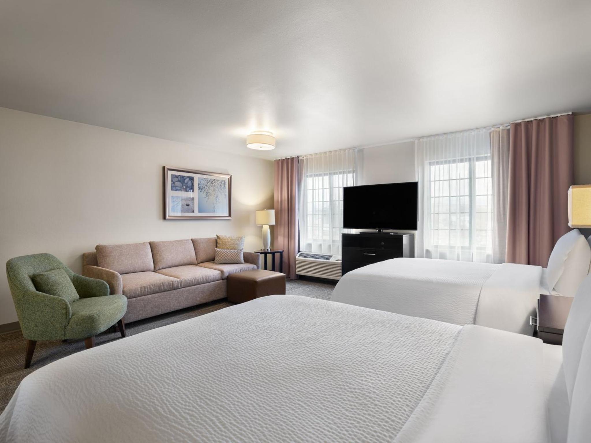 Queen Suite with Two Queen Beds with Accessible Tub - Non-Smoking photo 2