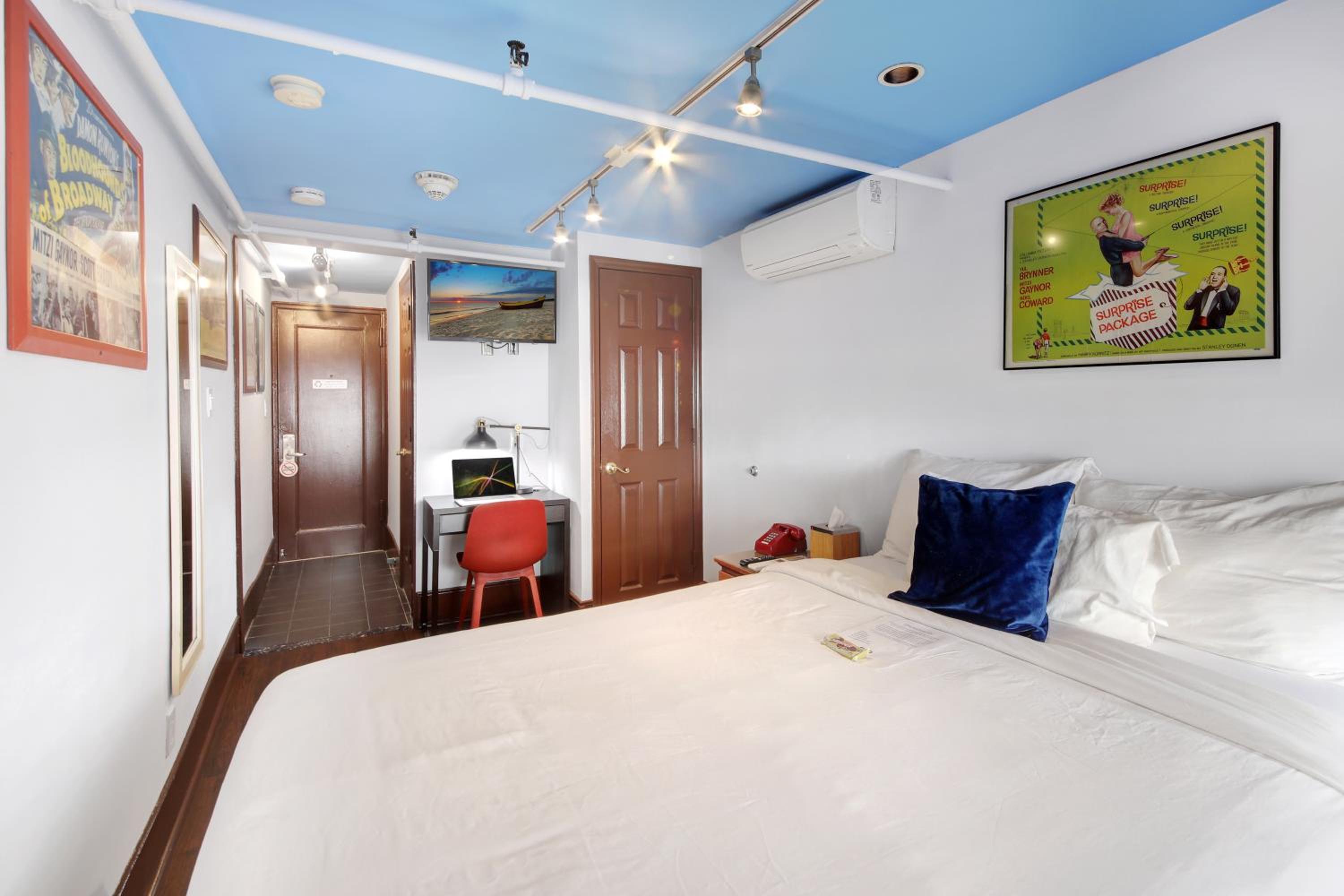 Standard Double Room thumbnail 5