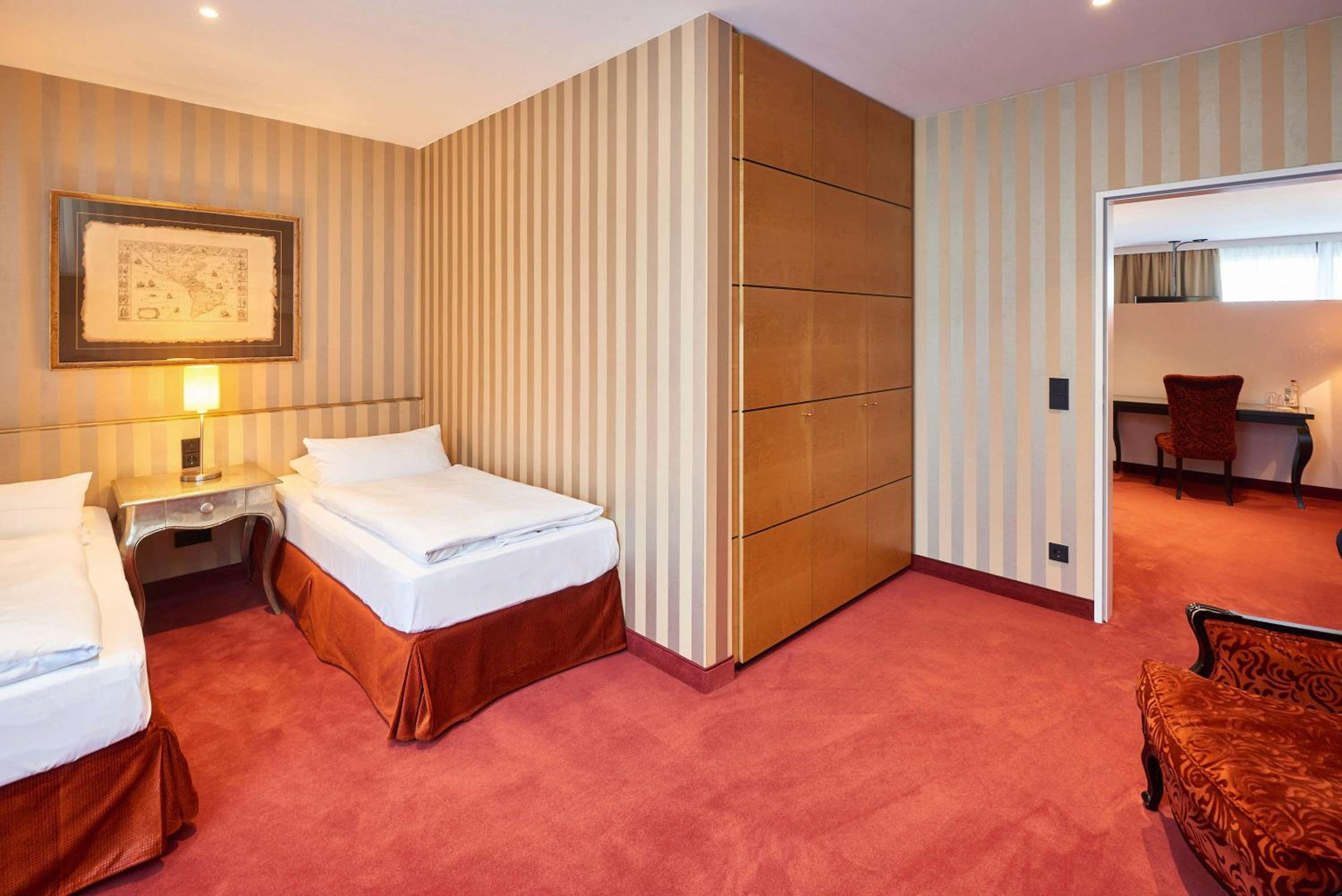 Suite with Balcony - Non-Smoking photo 3