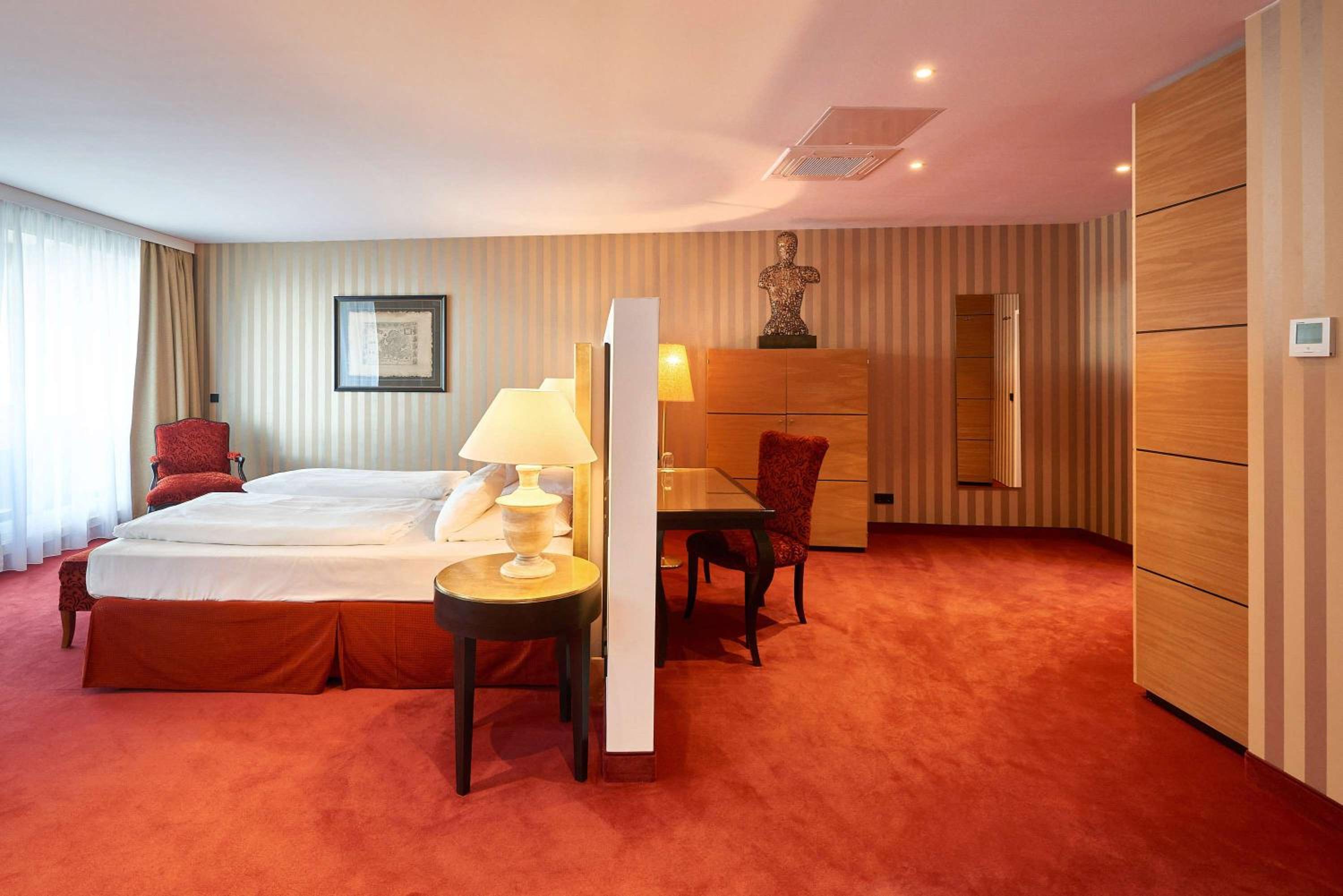 Suite with Balcony - Non-Smoking photo 3