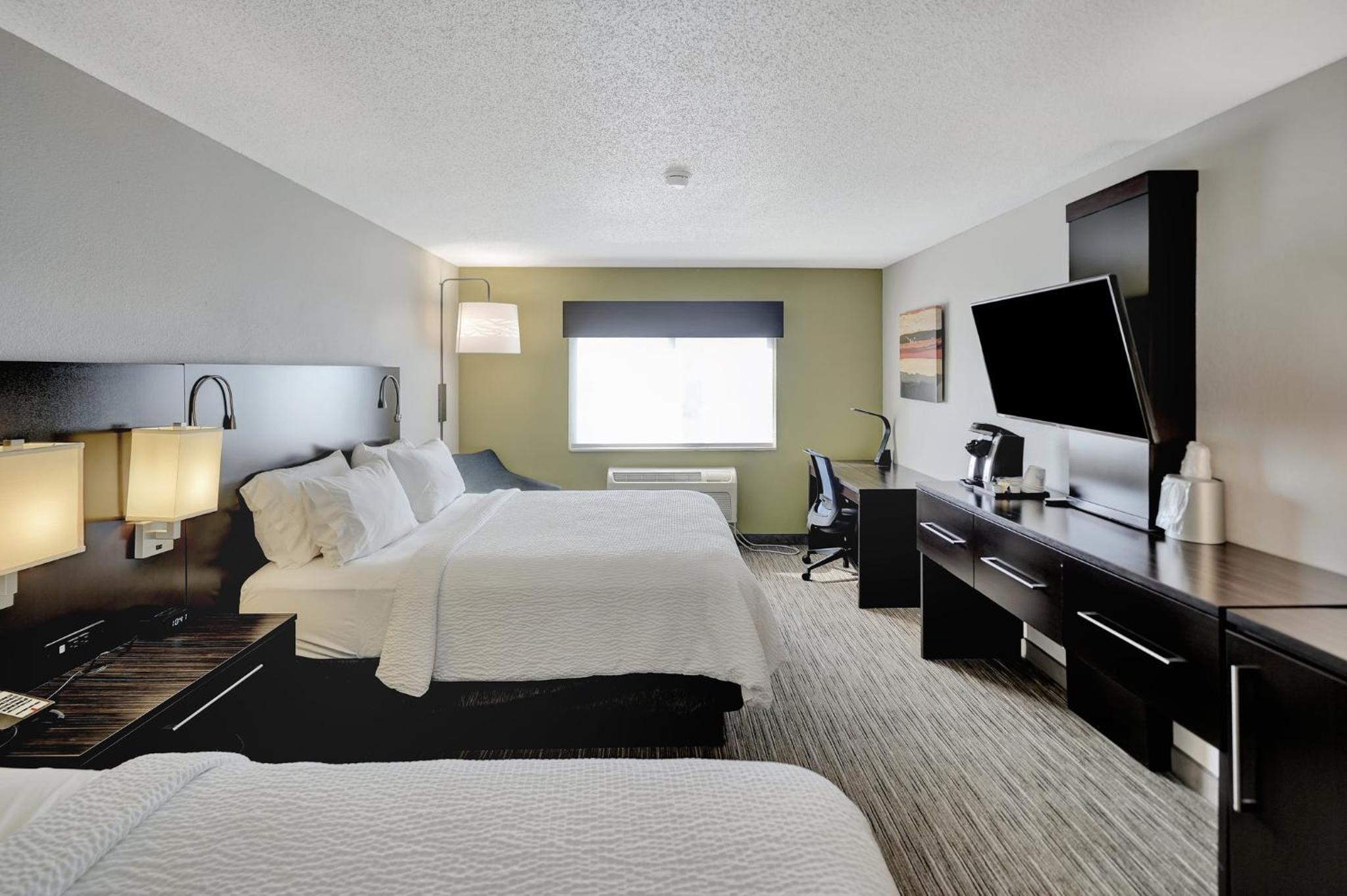 Standard Queen Room with Two Queen Beds - Photo 3