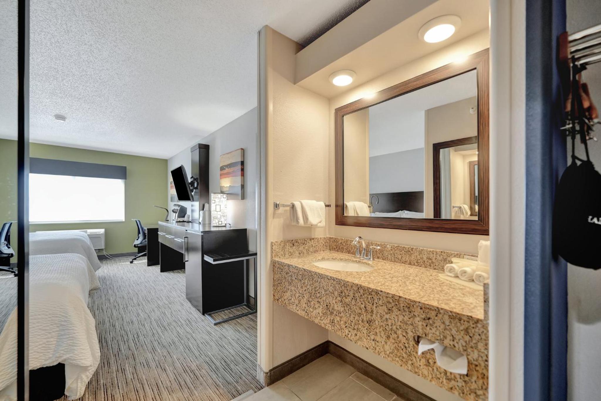 Standard Queen Room with Two Queen Beds - Photo 10