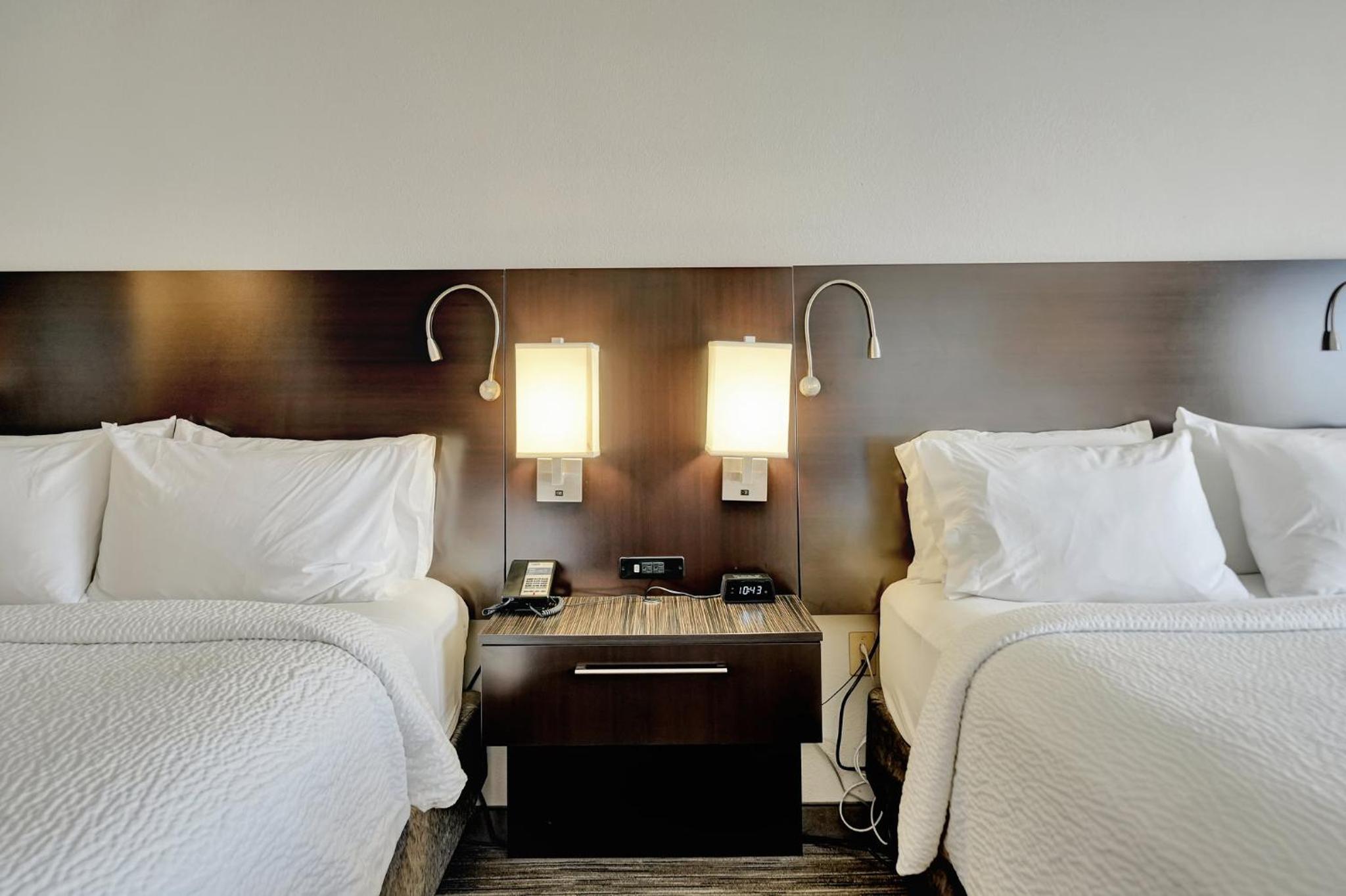 Standard Queen Room with Two Queen Beds - Photo 9