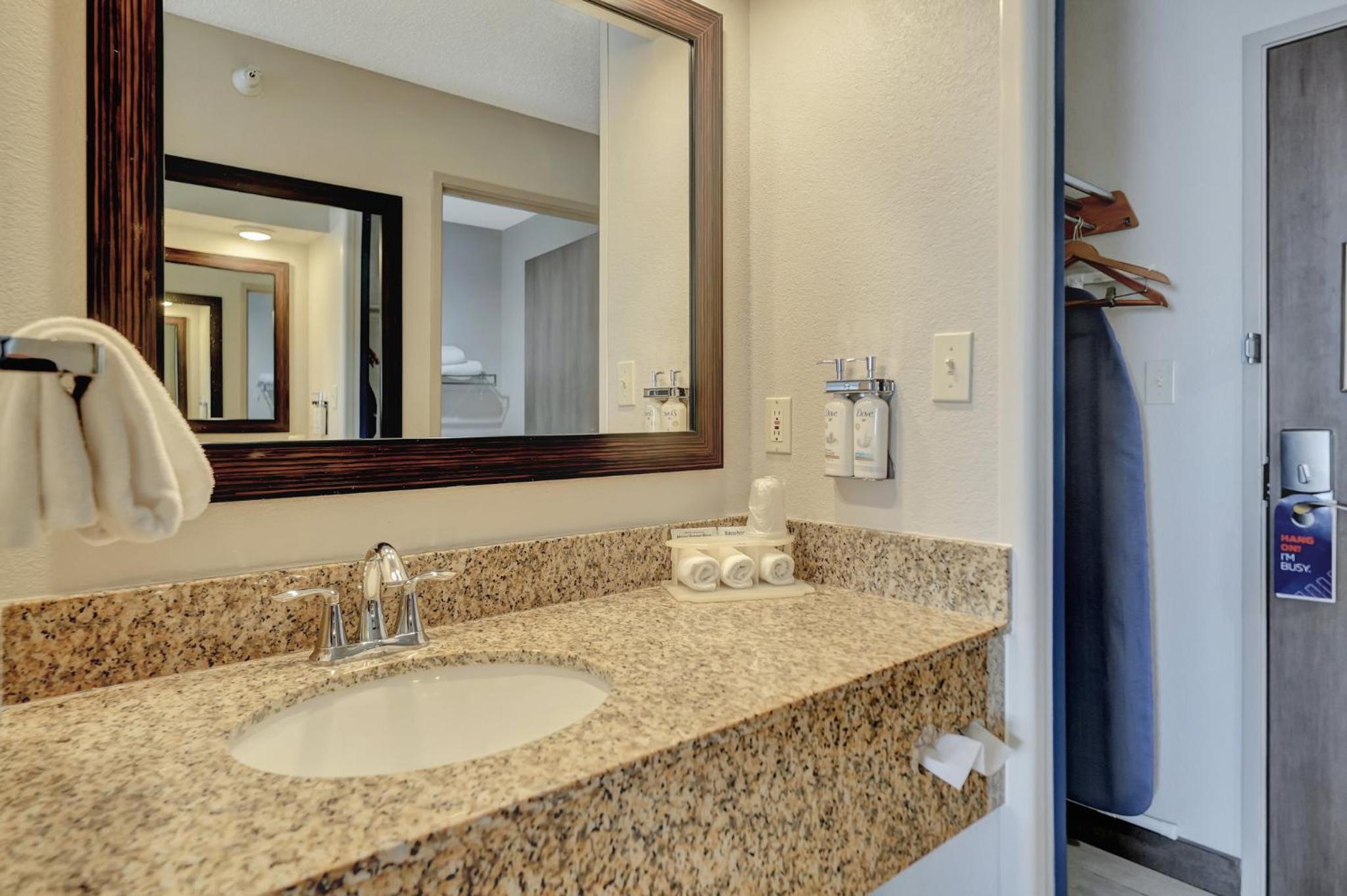 Standard Queen Room with Two Queen Beds - Photo 8