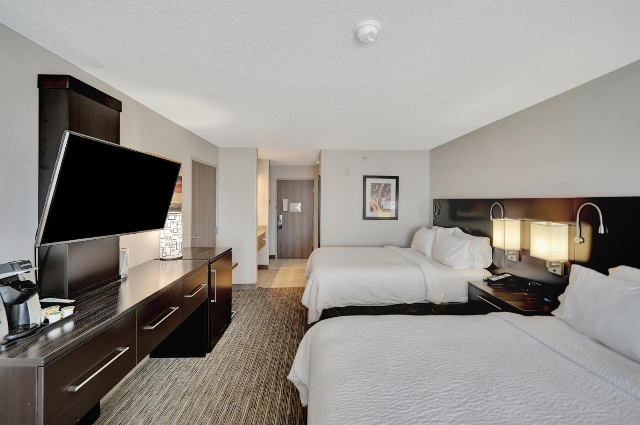 Standard Queen Room with Two Queen Beds - Photo 7