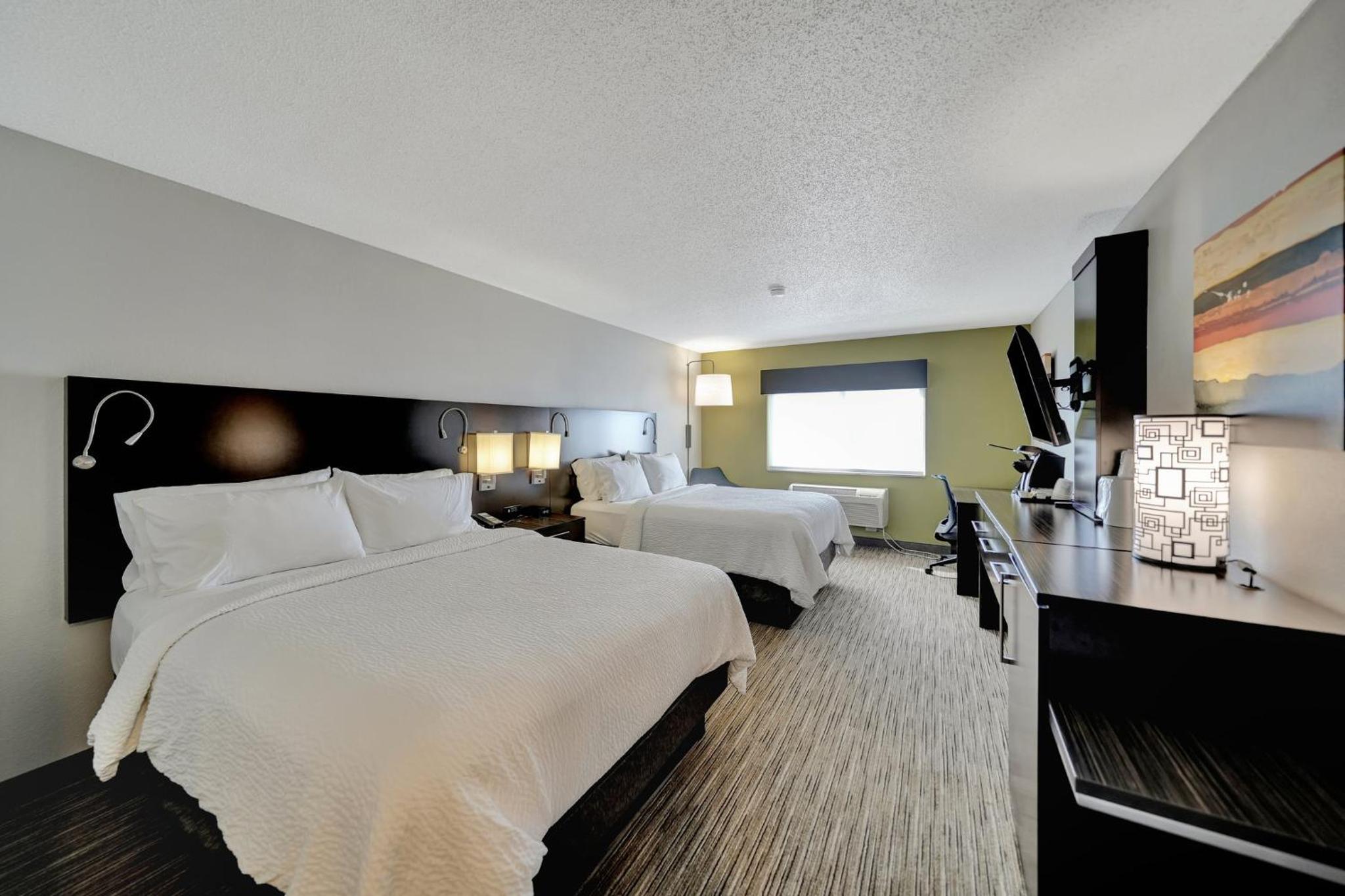 Standard Queen Room with Two Queen Beds - Photo 5