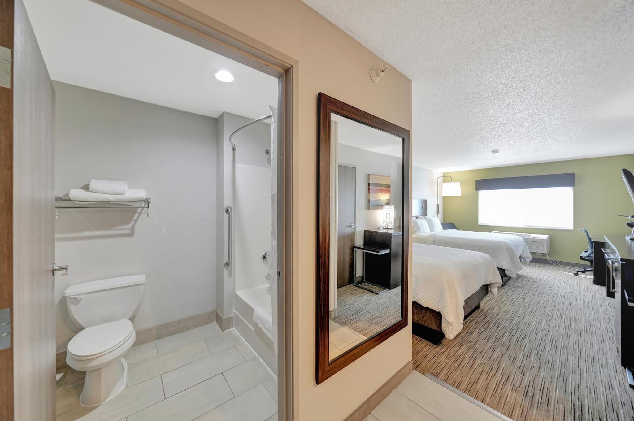 Standard Queen Room with Two Queen Beds - Photo 4