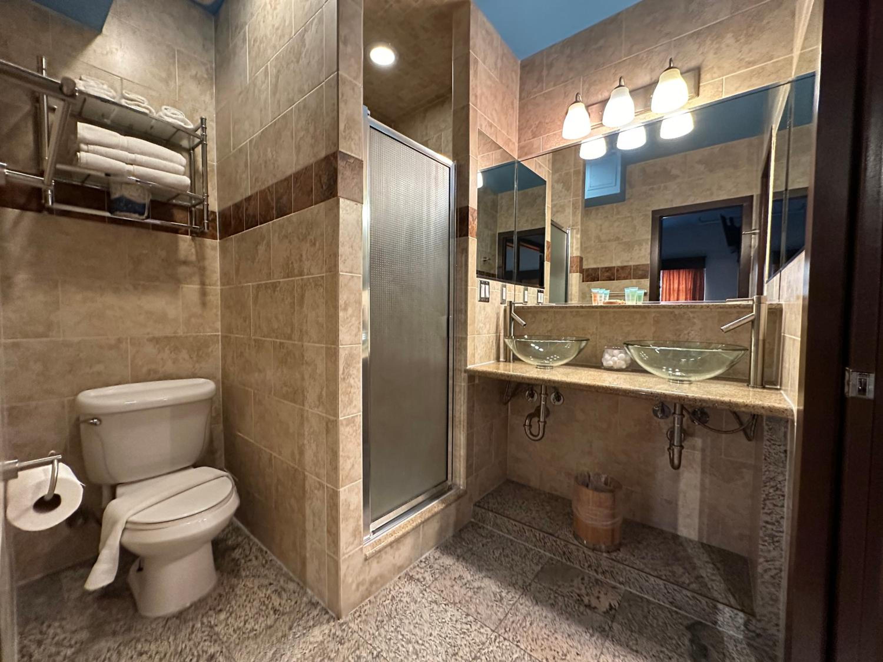 Deluxe Quadruple Room thumbnail 6