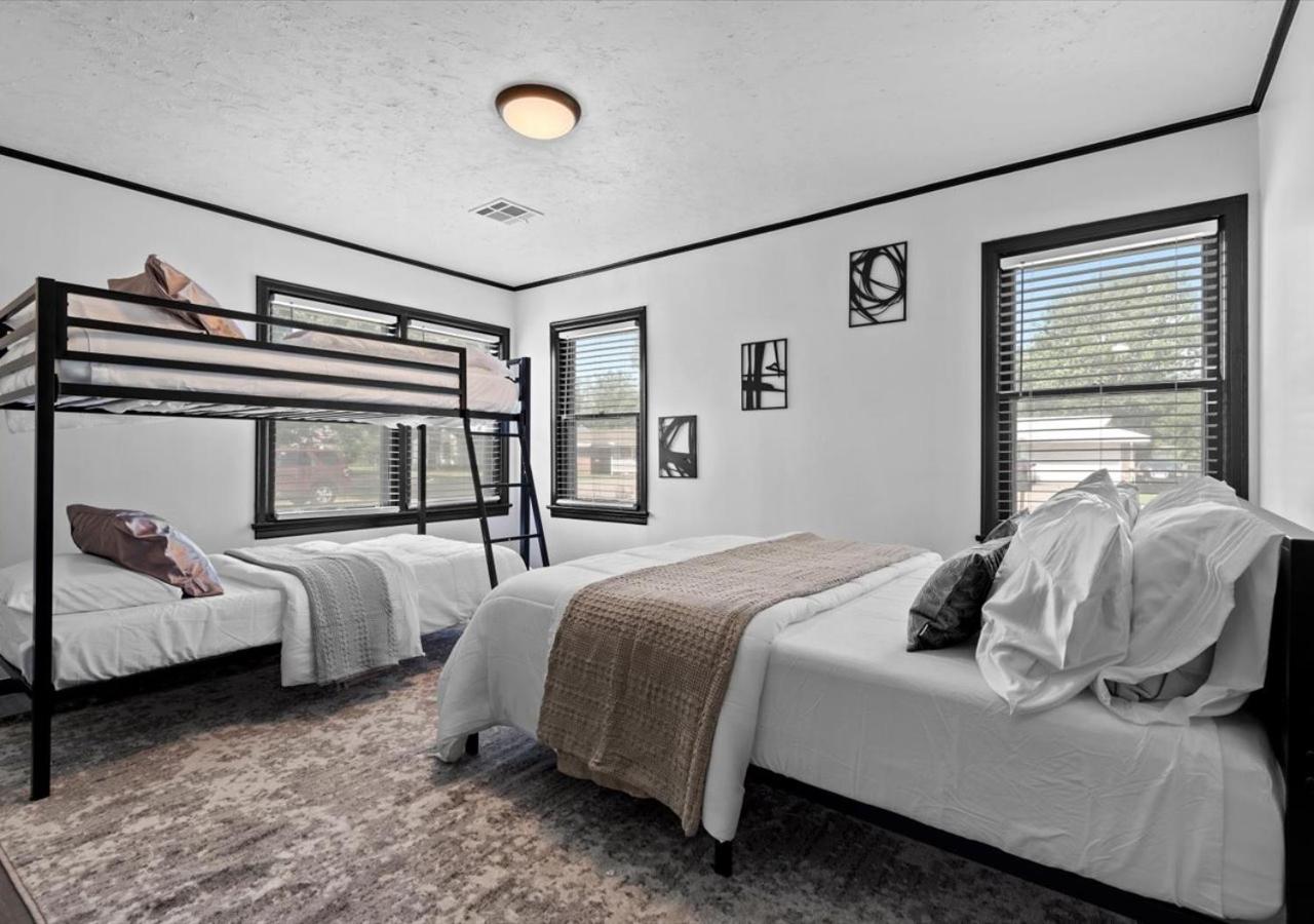 Three-Bedroom House photo 3