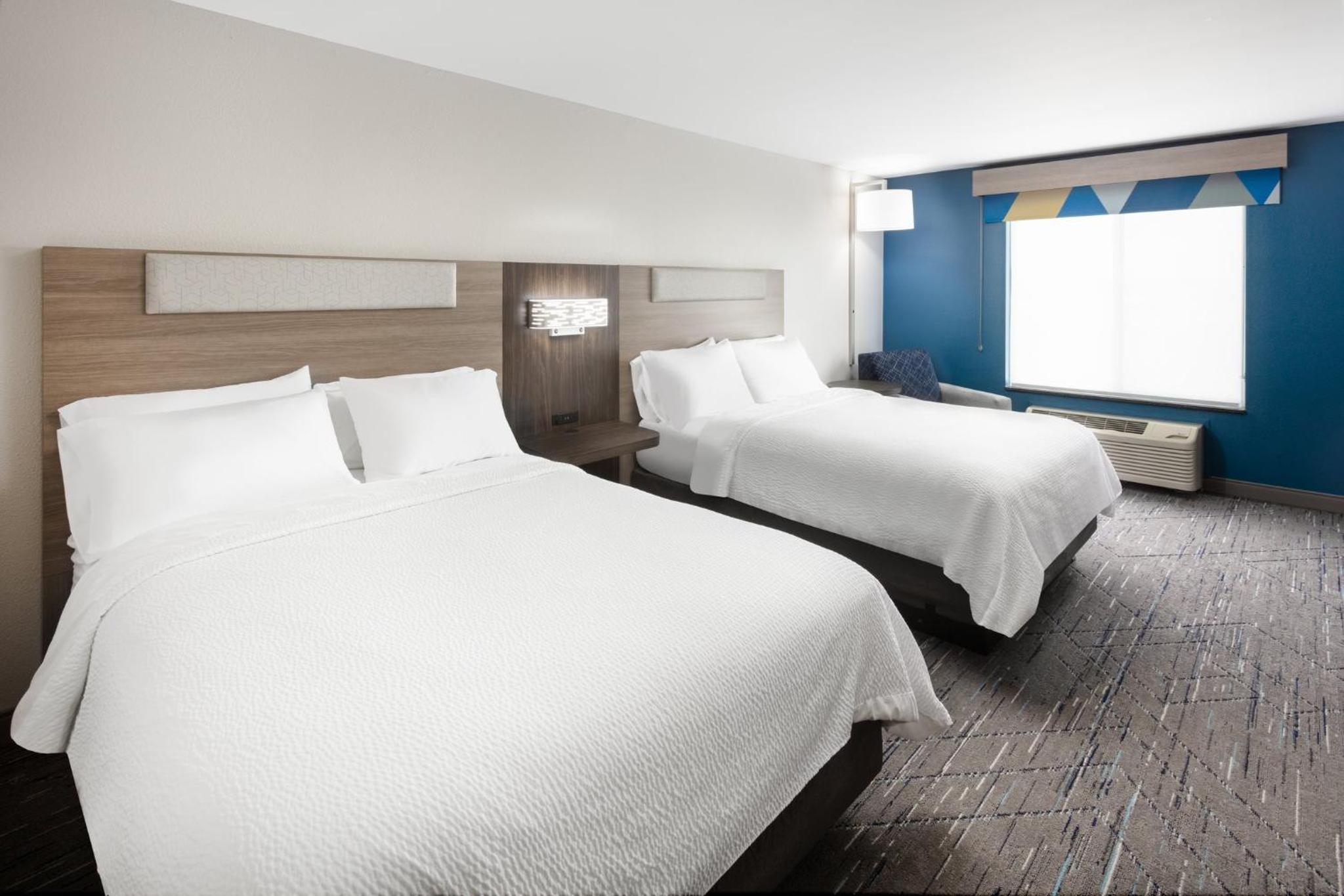 Standard Room with Two Queen Beds - Photo 9
