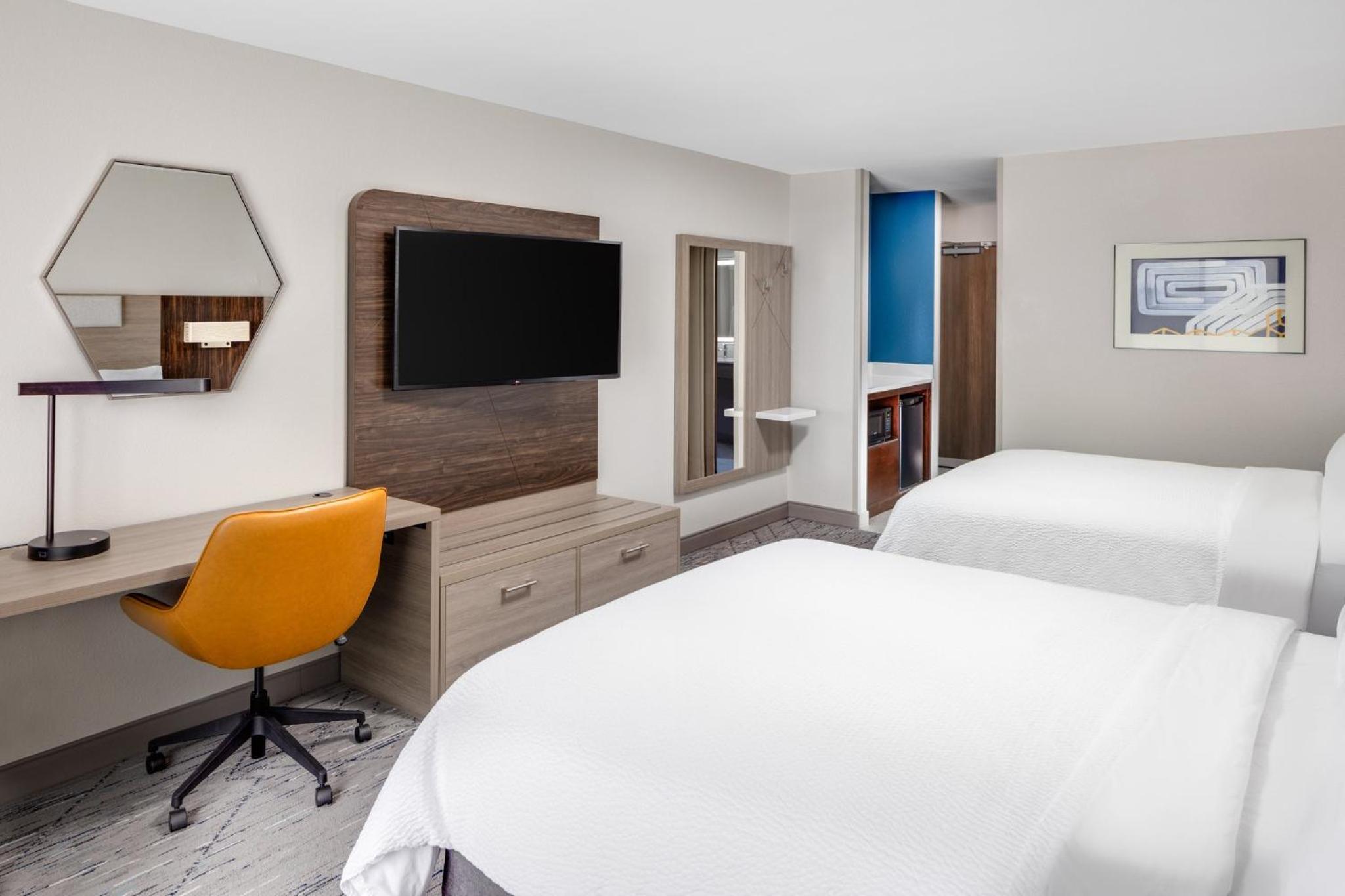 Standard Room with Two Queen Beds - Photo 2