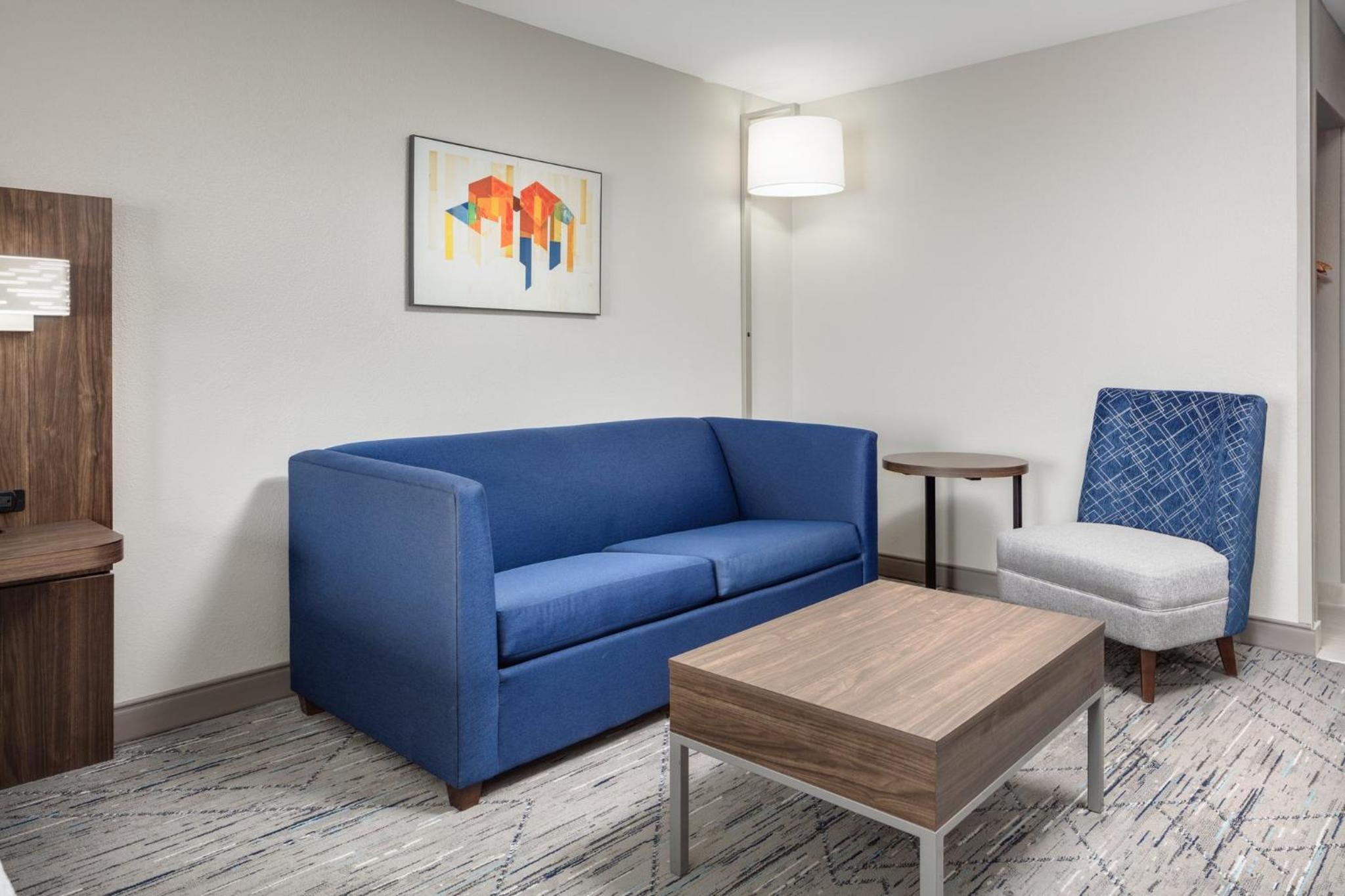 Standard King Room with Sofa Bed - Photo 2
