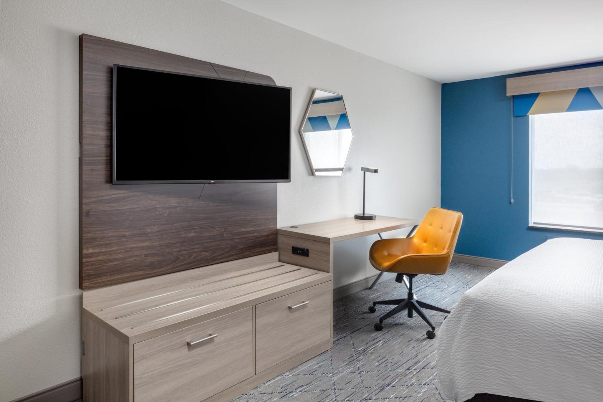 Standard King Room with Sofa Bed - Photo 4