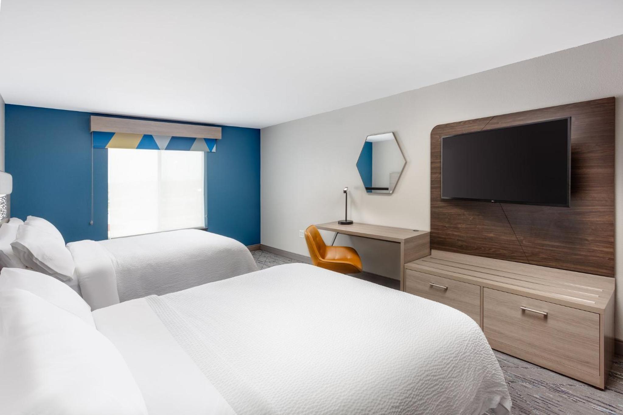 Standard Room with Two Queen Beds - Photo 8