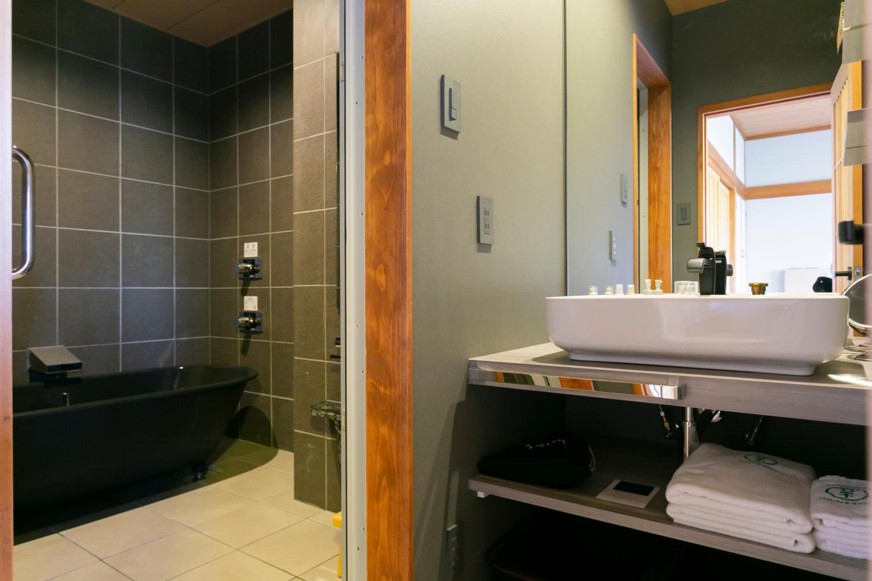 Twin Room with Private Bathroom photo 3
