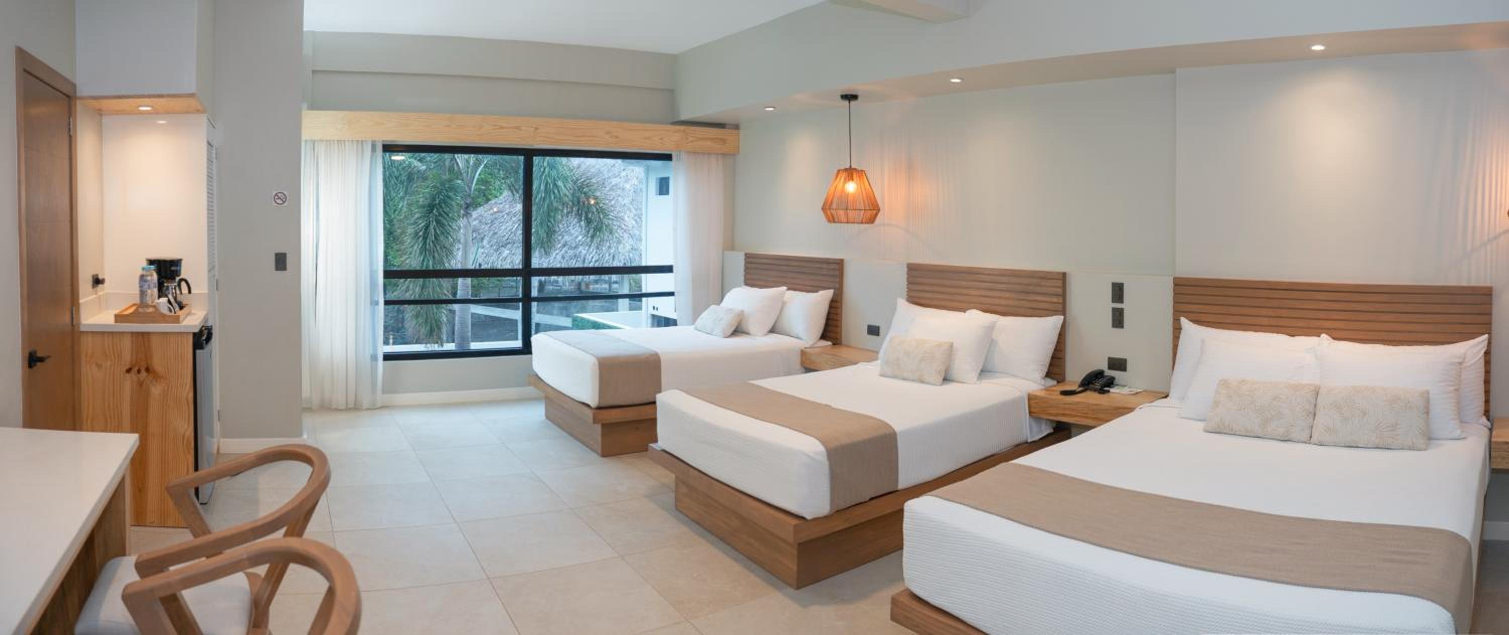 Habitación triple con vista a la piscina