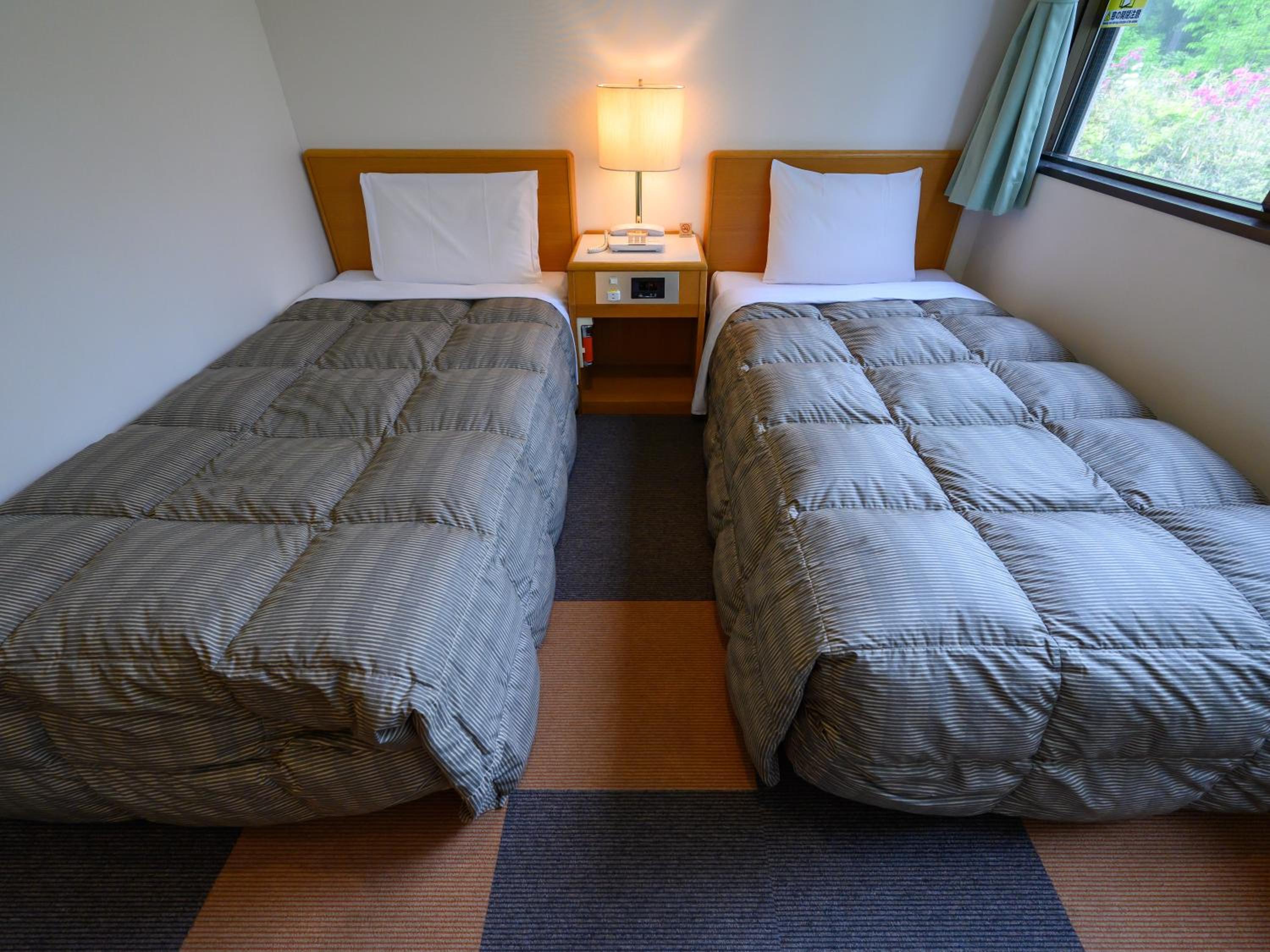Twin Room with Private Bathroom - Photo 8