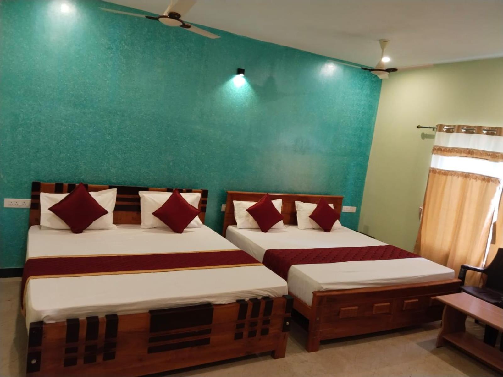 King Room with Two King Beds photo 2