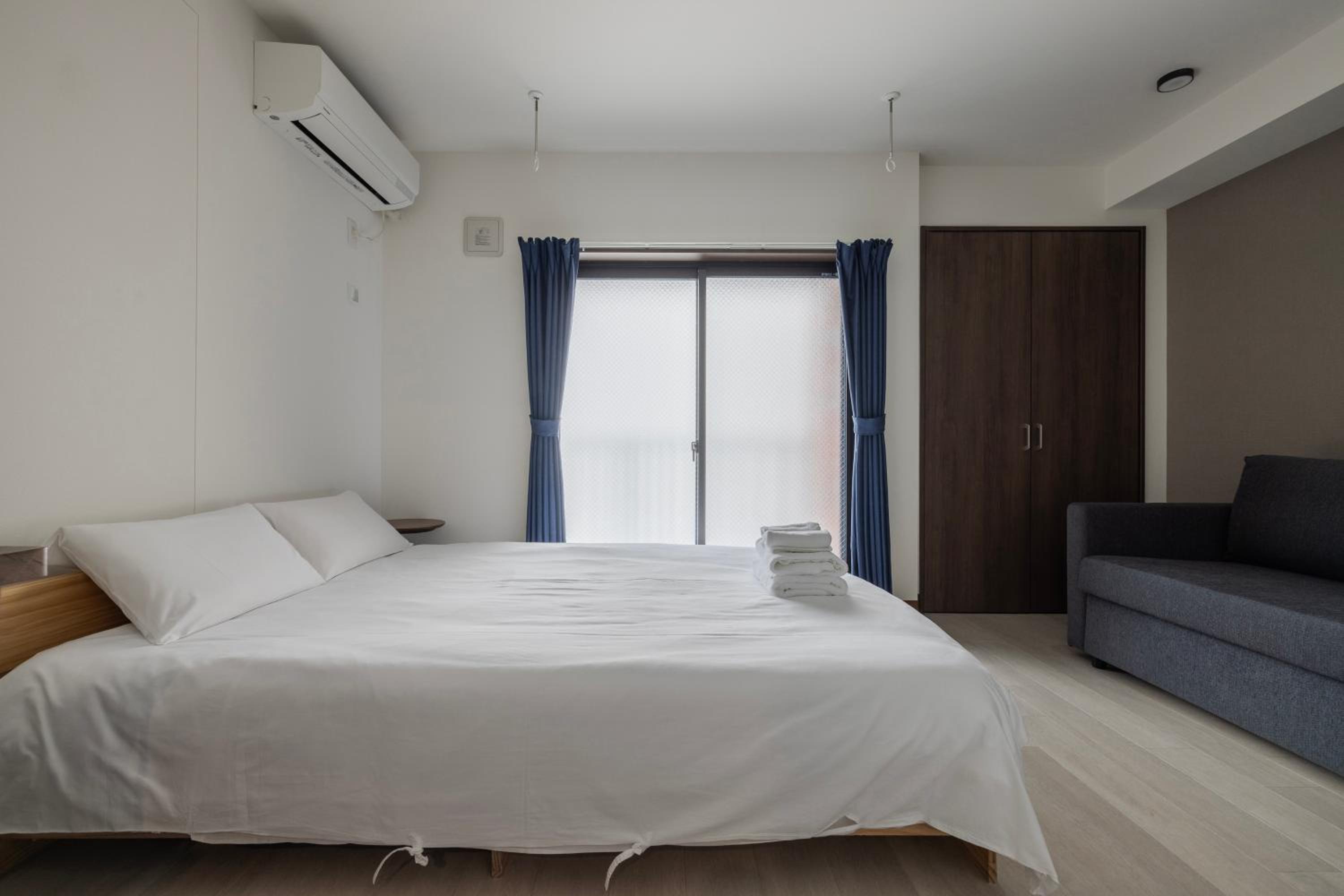 One-Bedroom Apartment photo 1