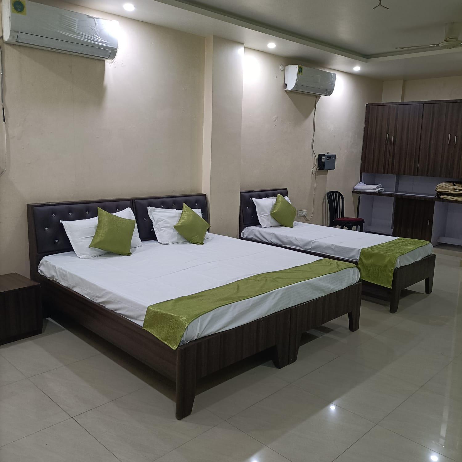 Deluxe Double Room (2 Adults + 1 Child)