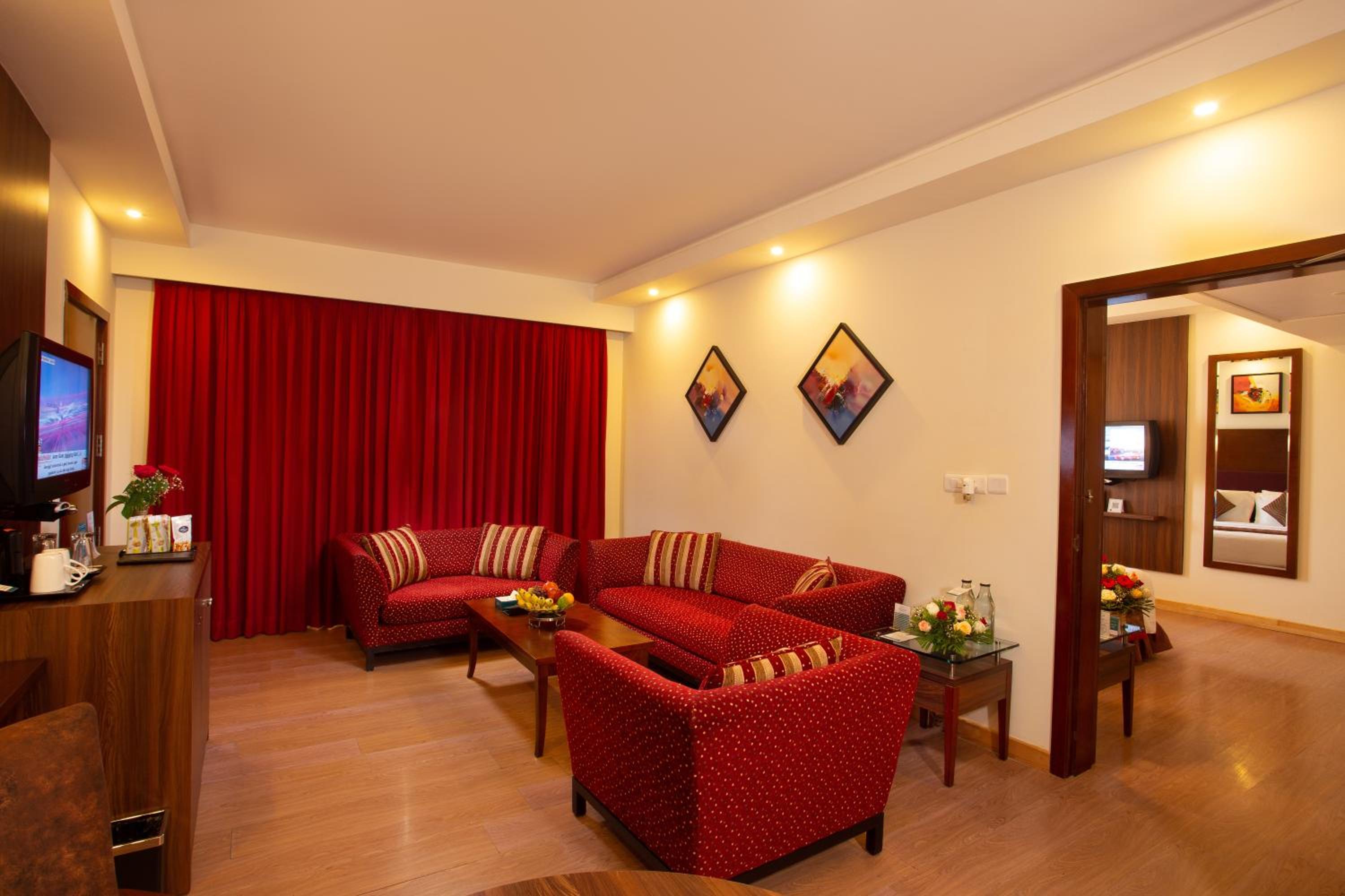 Executive Suite with Airport Pickup & Drop, Two piece Laundry Non Cumulative photo 1