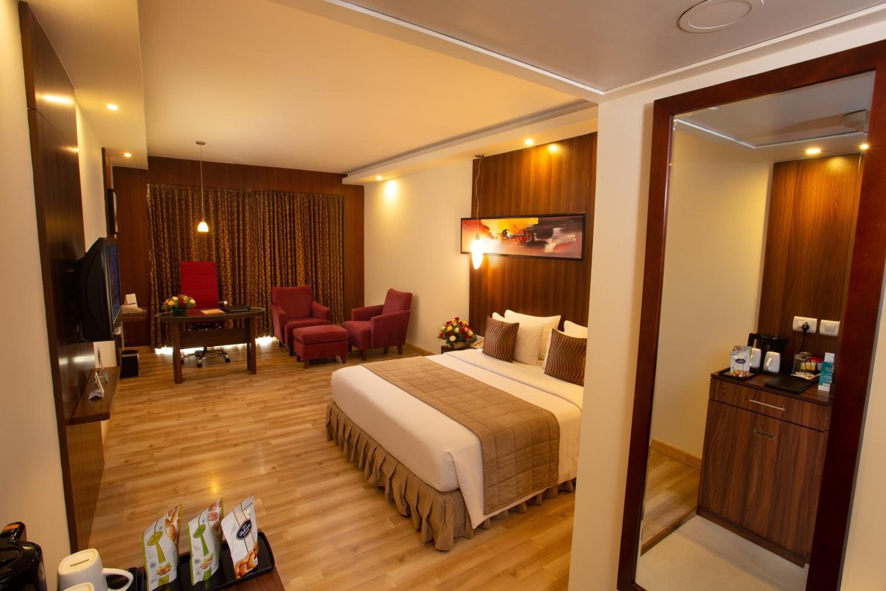 Deluxe Double Room with One way Airport Drop, Two piece Laundry Non Cumulative - Photo 5