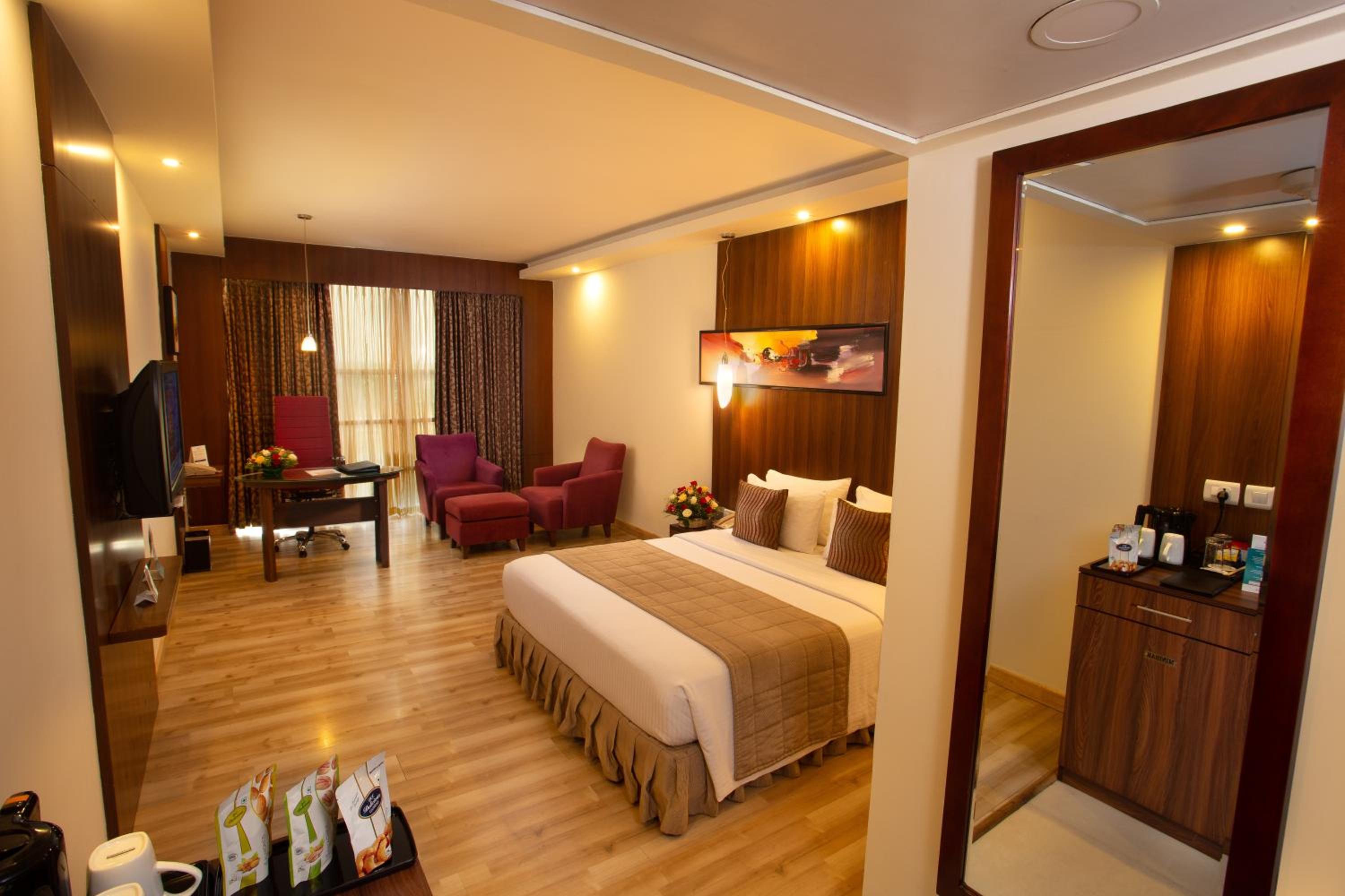 Deluxe Double Room with One way Airport Drop, Two piece Laundry Non Cumulative - Photo 4