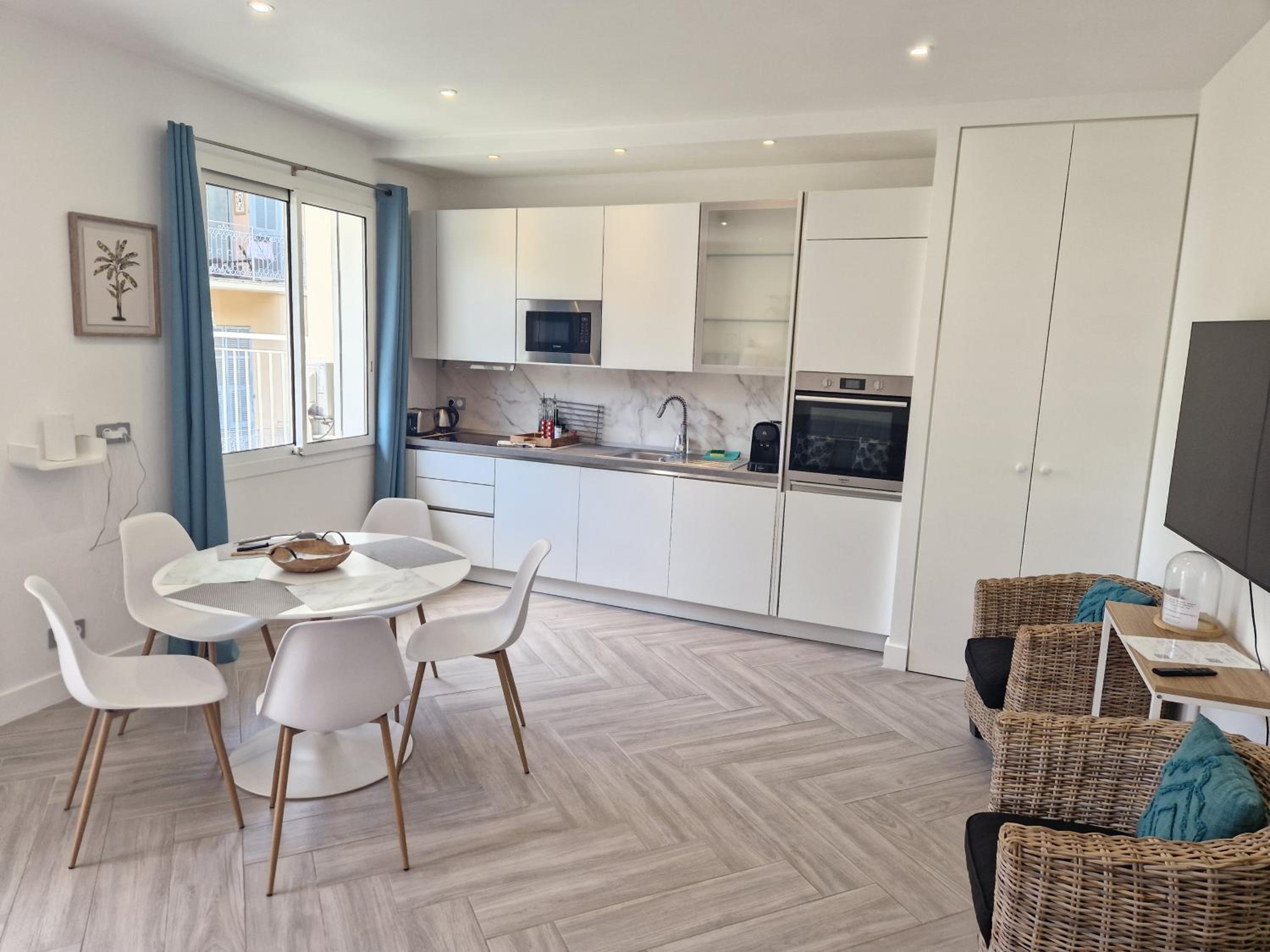 Apartment With Terrace - Photo 5