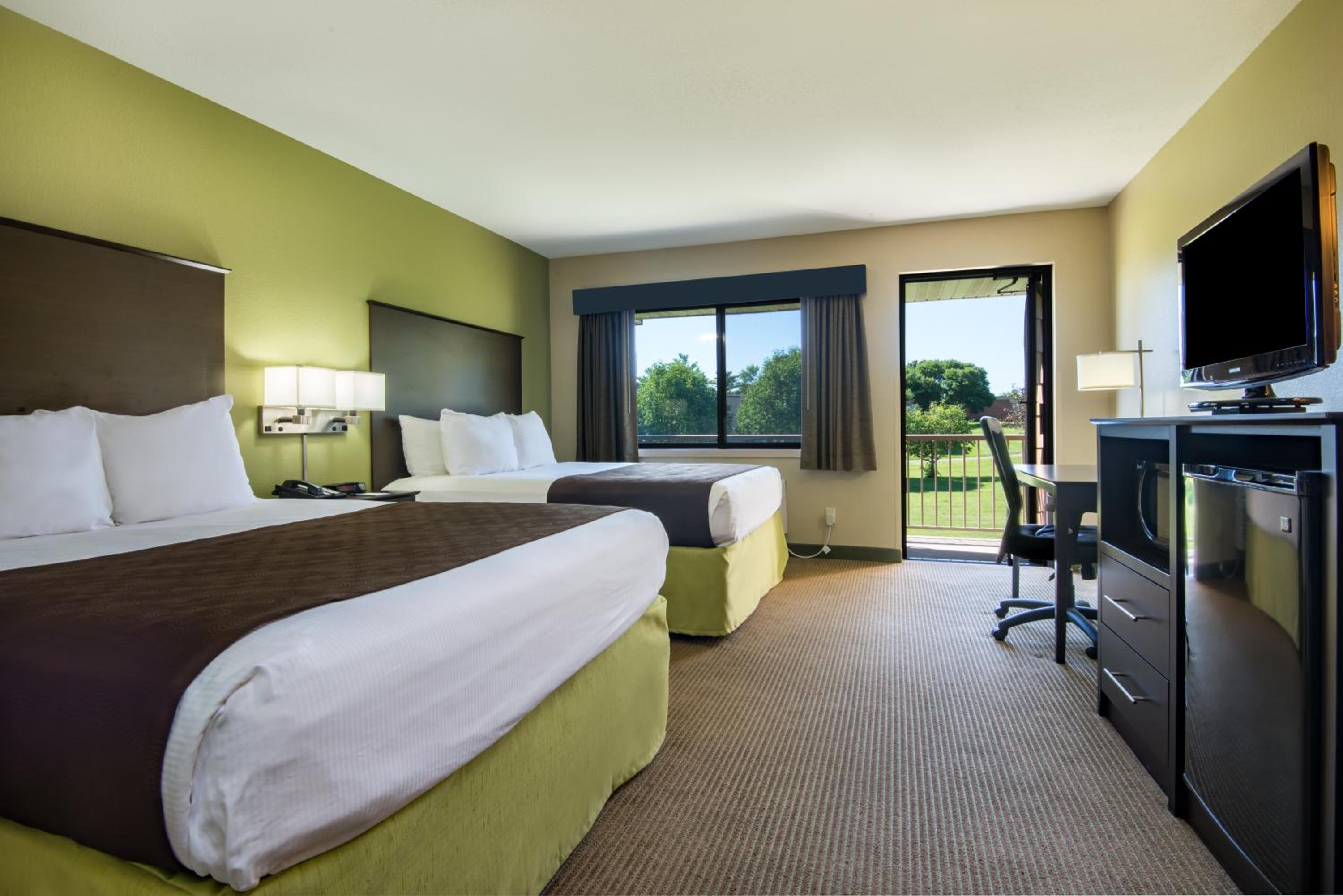 Deluxe Queen Room with Two Queen Beds - Non-Smoking - Photo 5