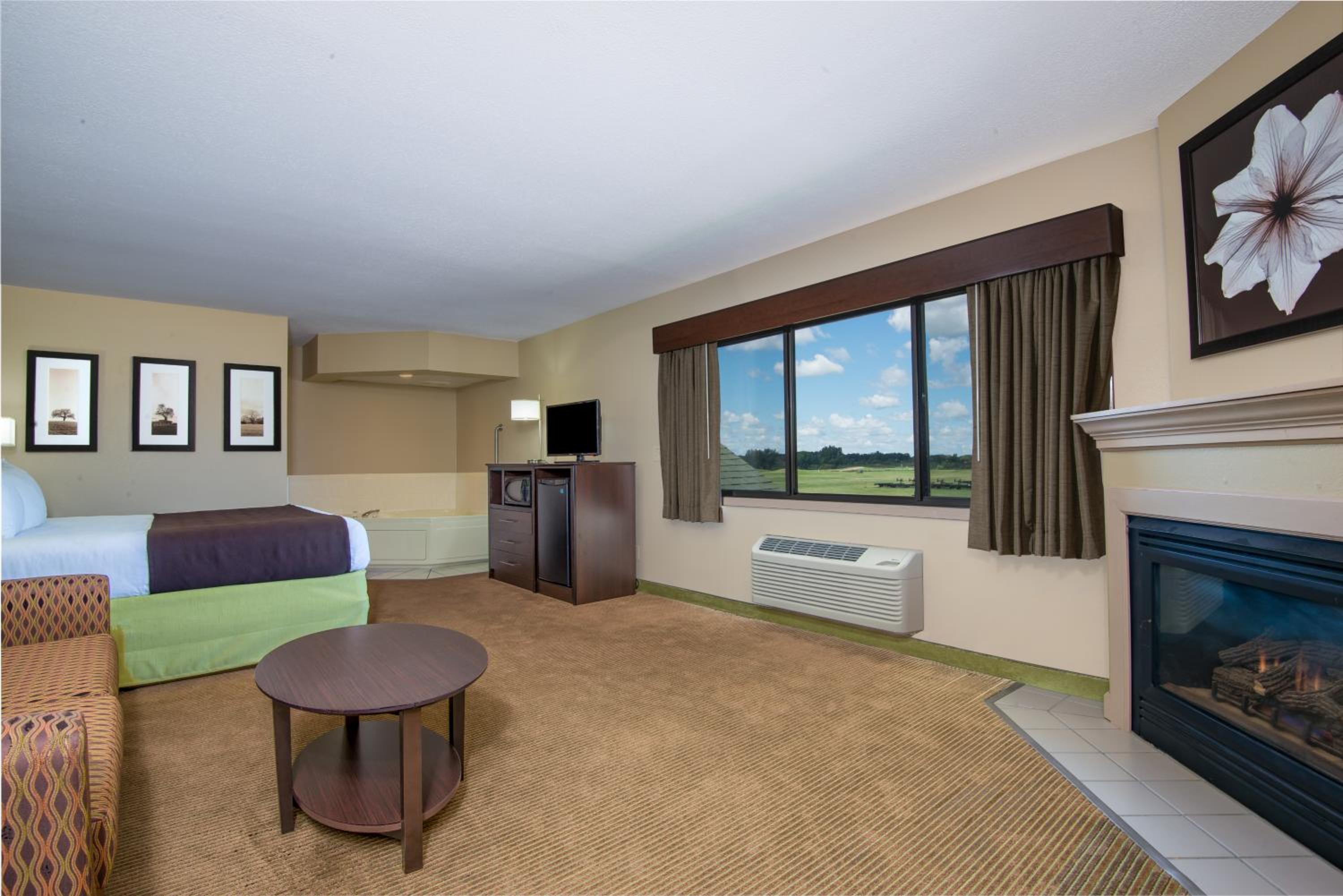 Deluxe King Studio Suite - Non-Smoking/2nd Floor - Photo 2