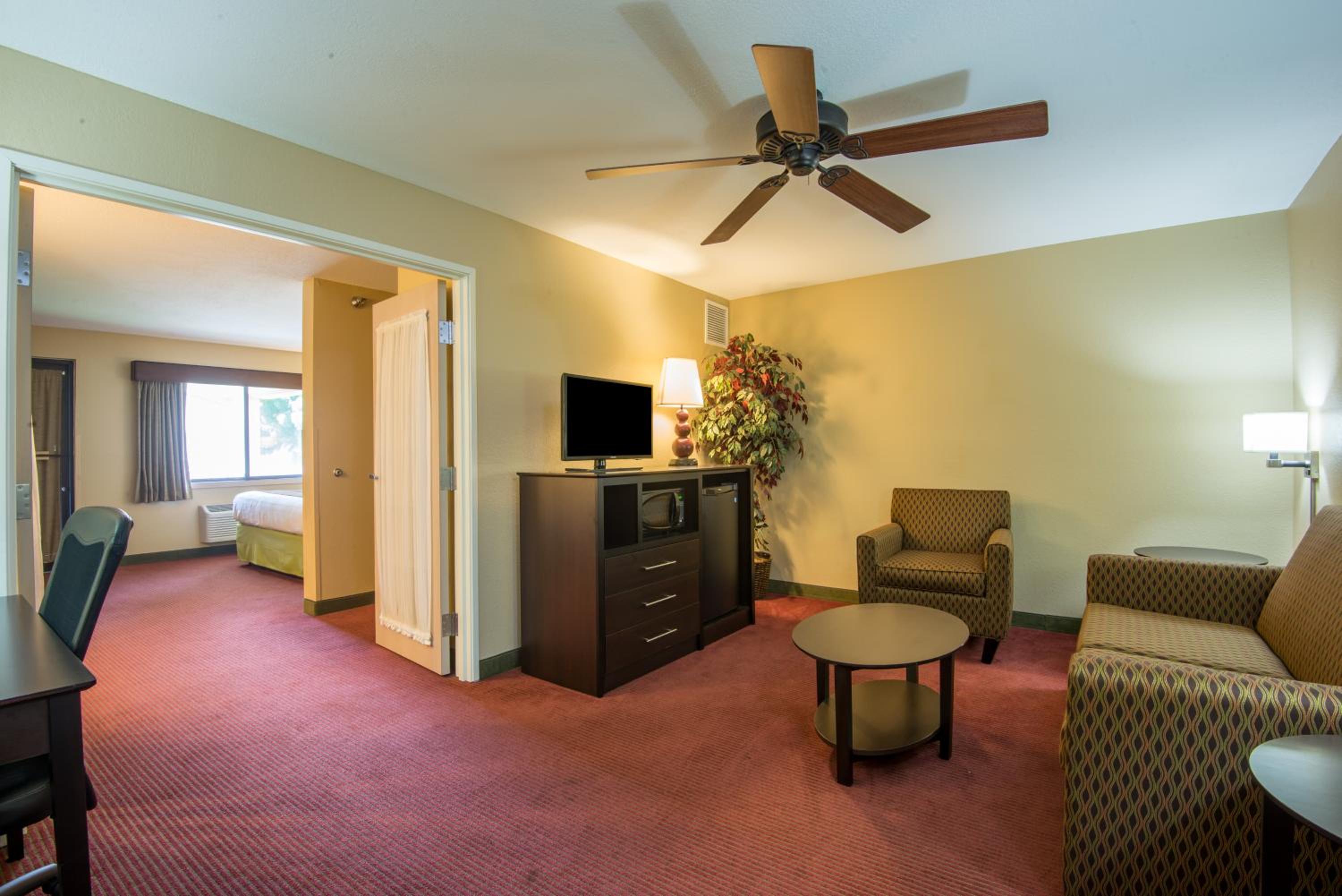 One-Bedroom Superior King Suite - Non-Smoking/2nd Floor - Photo 4