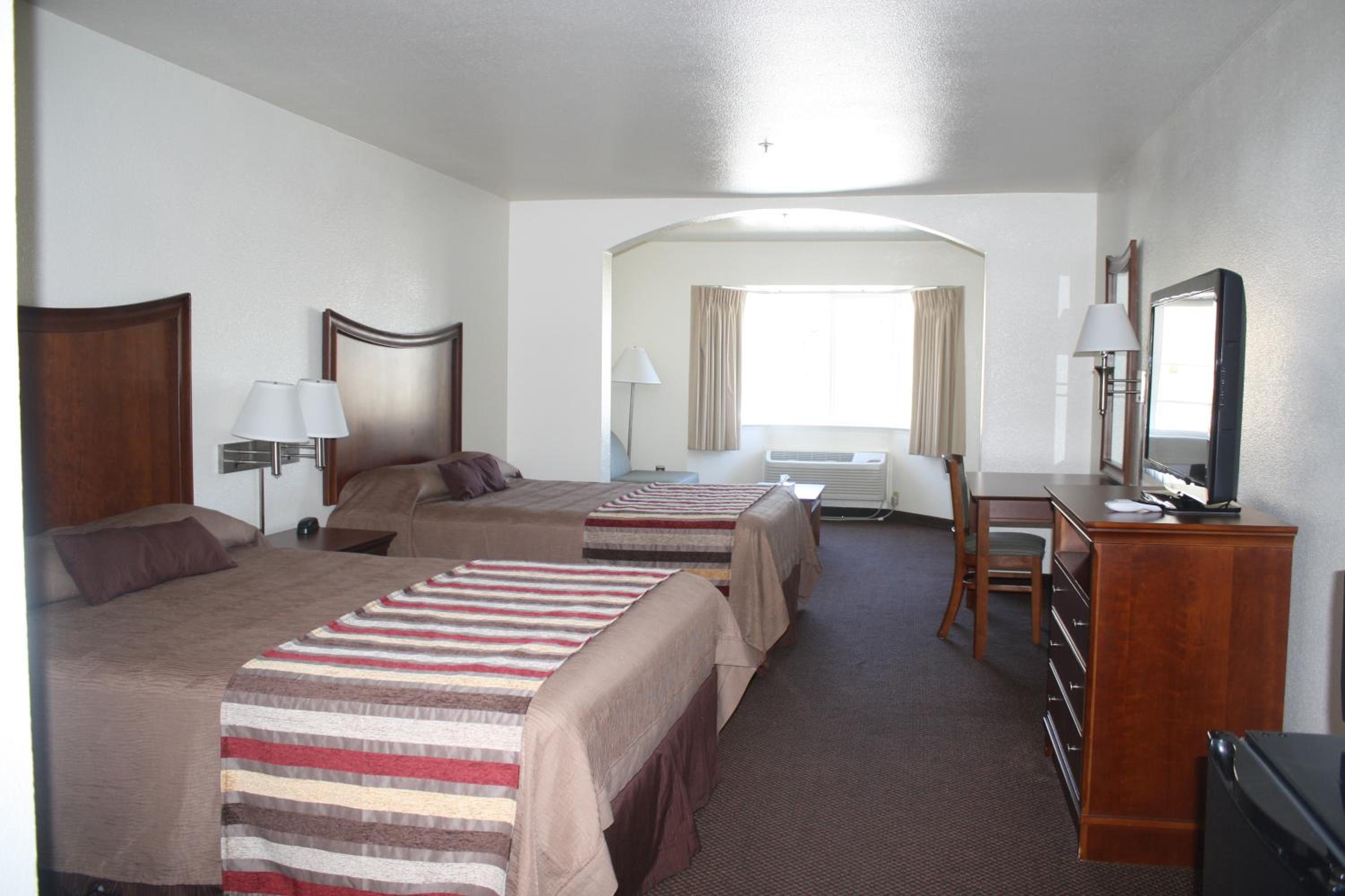 Queen Room with Two Queen Beds thumbnail 5