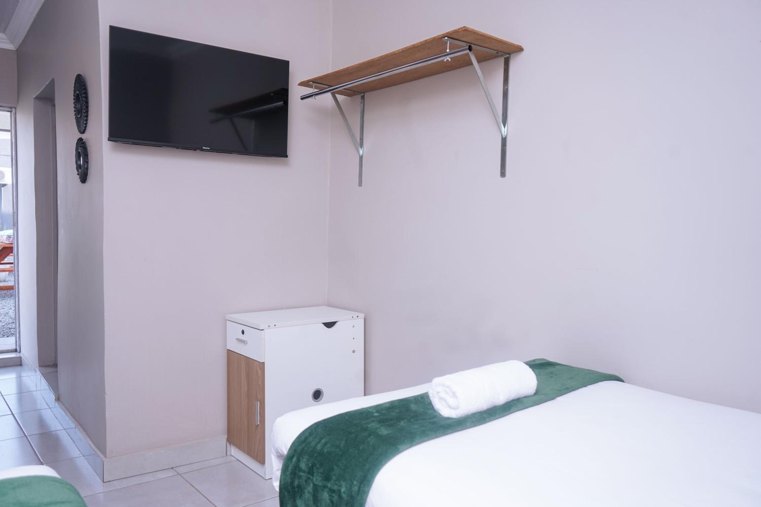 Deluxe Double Room with Shower photo 3