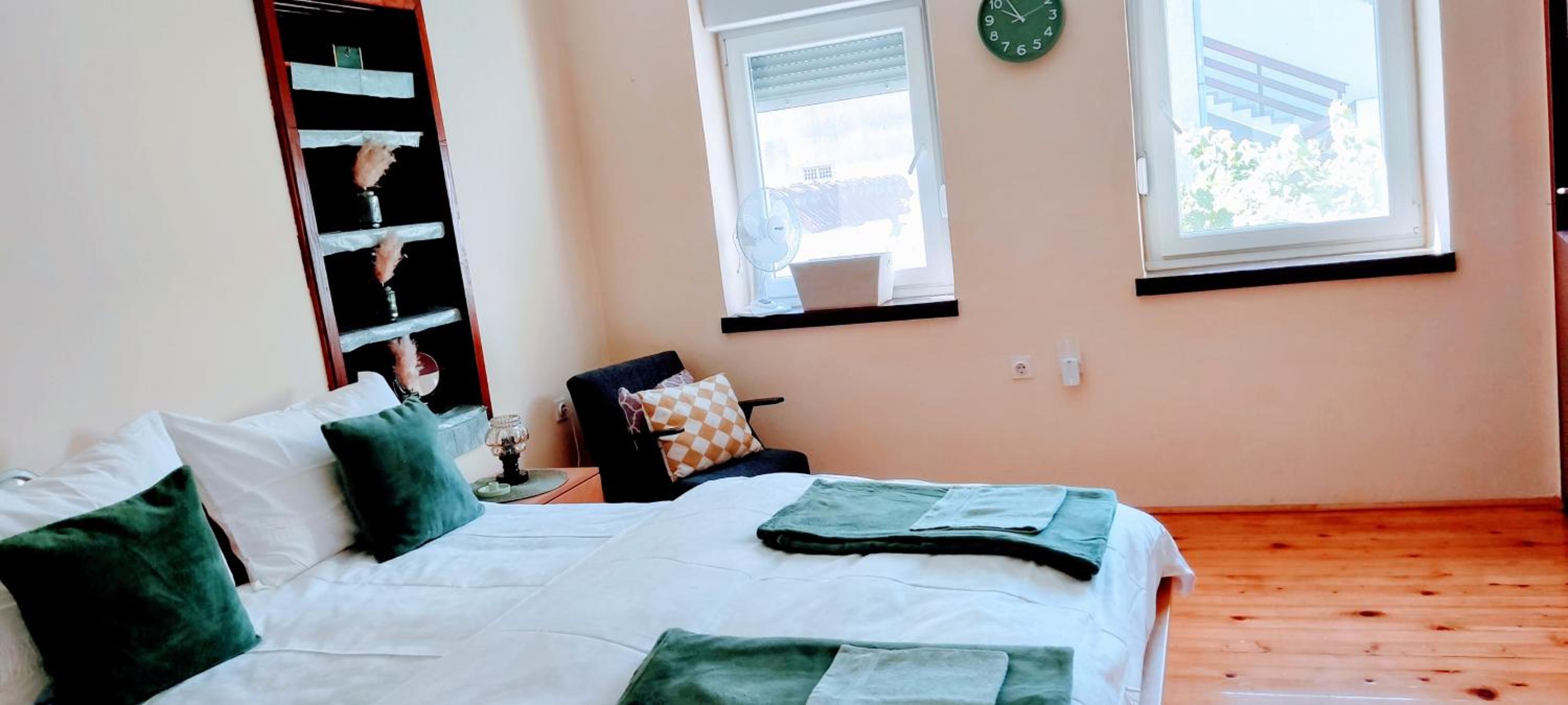 One-Bedroom Apartment photo 1