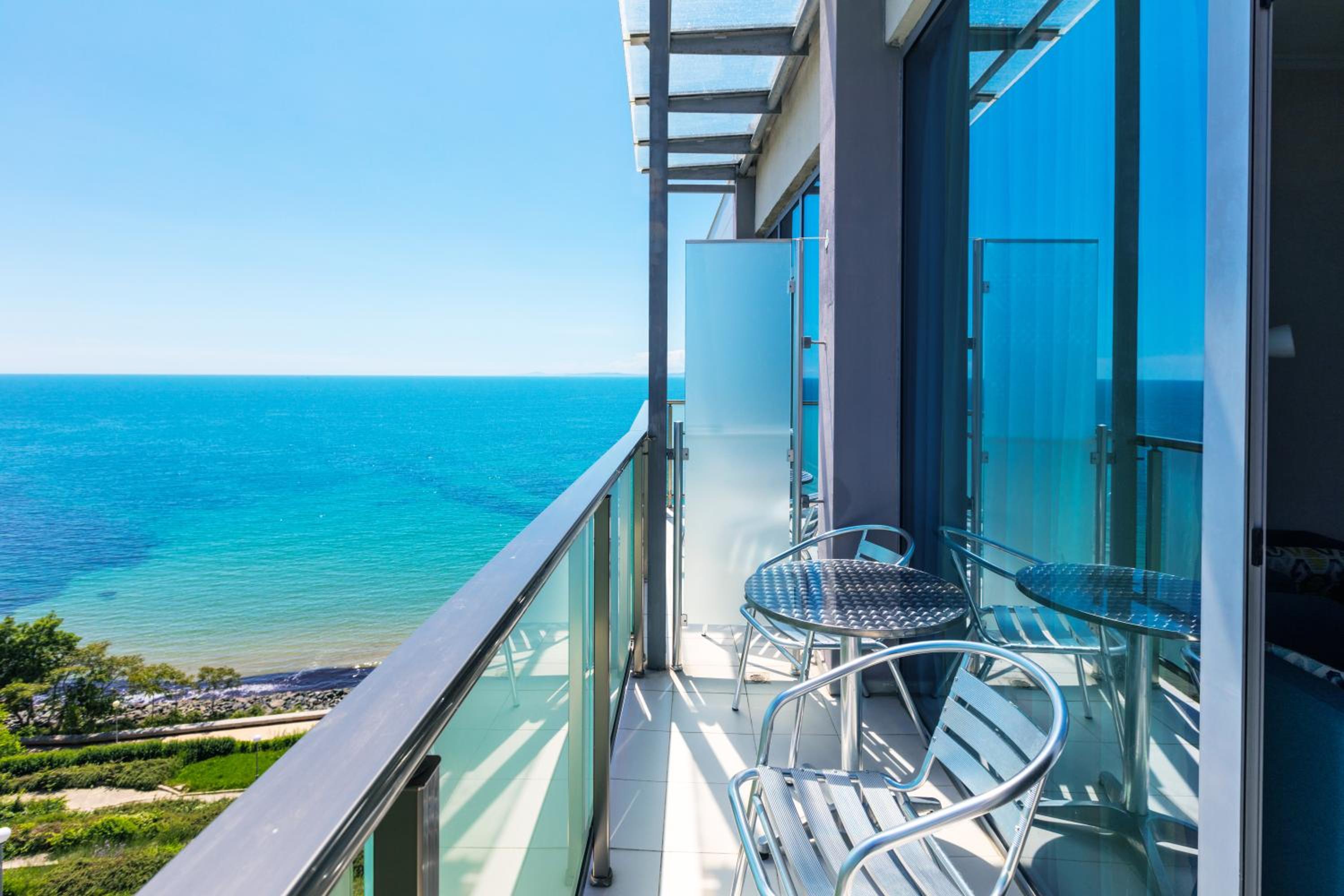 Deluxe Double Room with Side Sea View