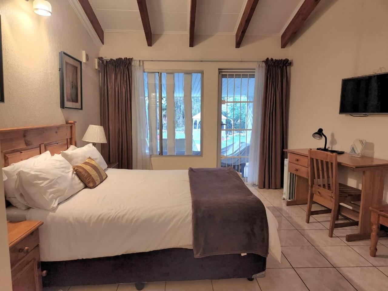 Queen Room with Pool View - Photo 4