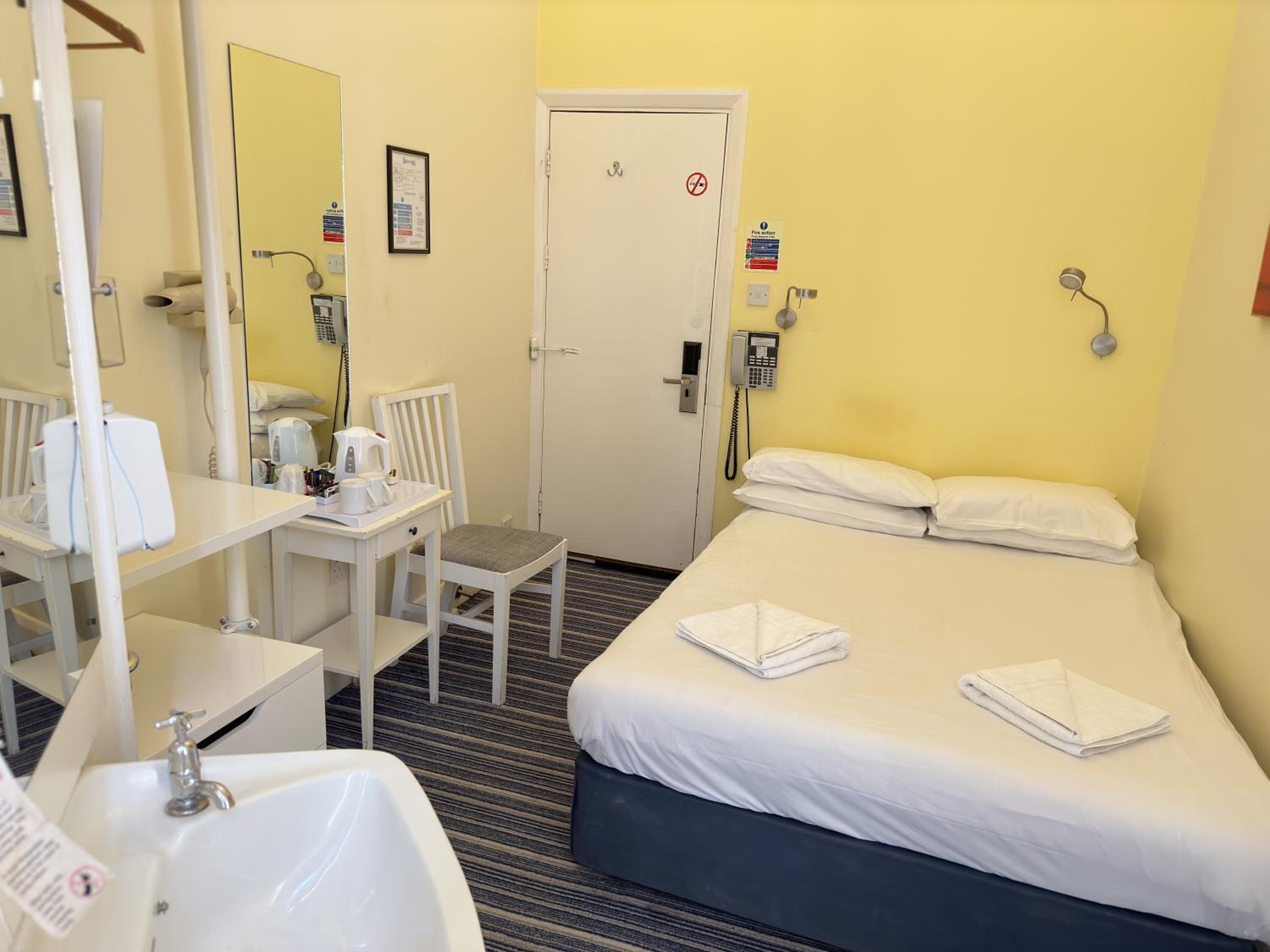 Double Room With Shared Bathroom photo 2