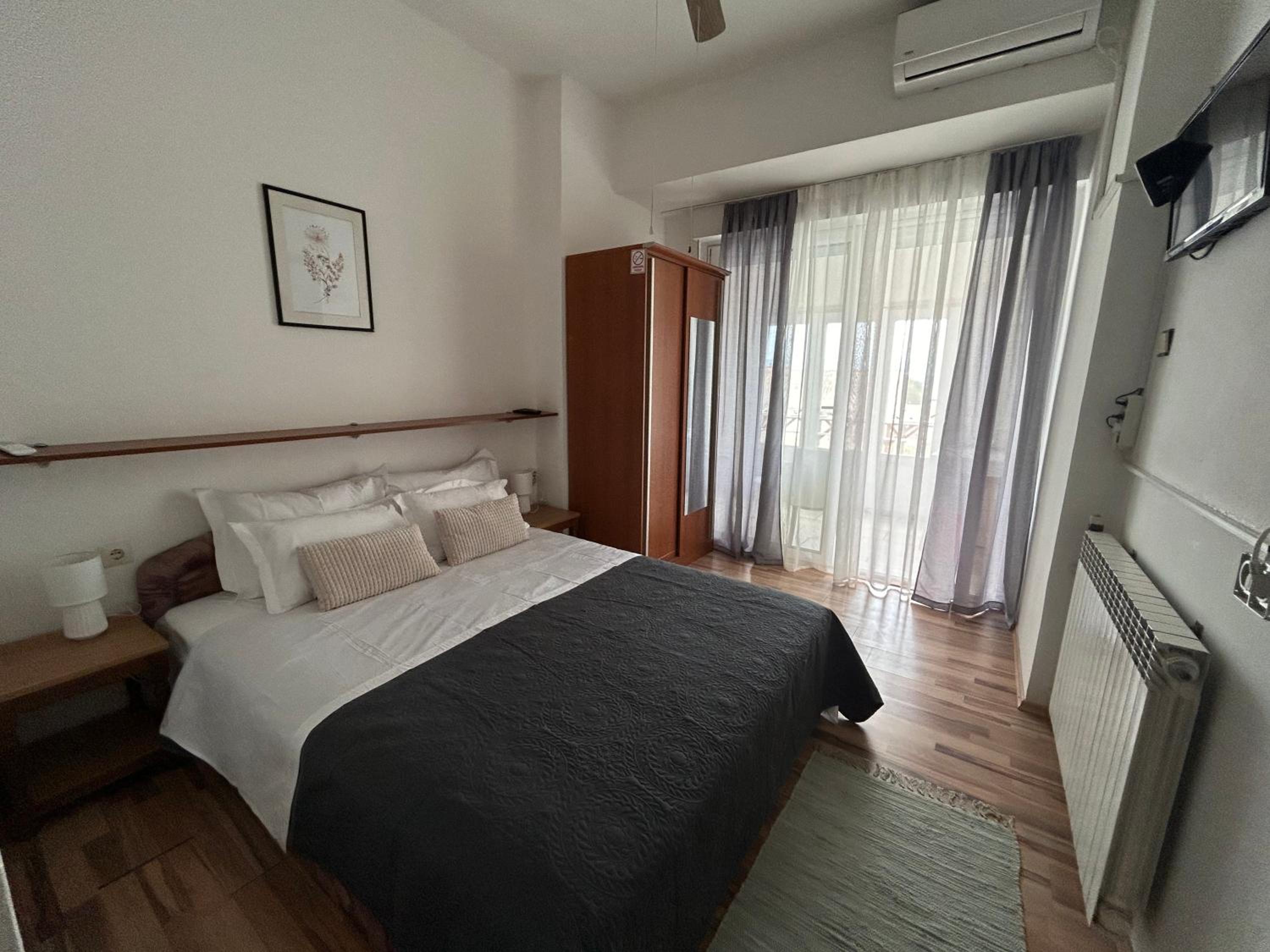Double Room - Photo 11