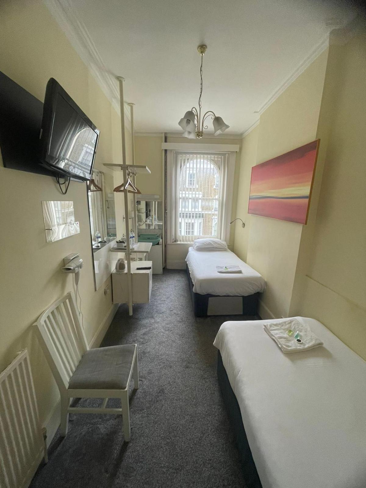 Twin Room With Shared Bathroom photo 3