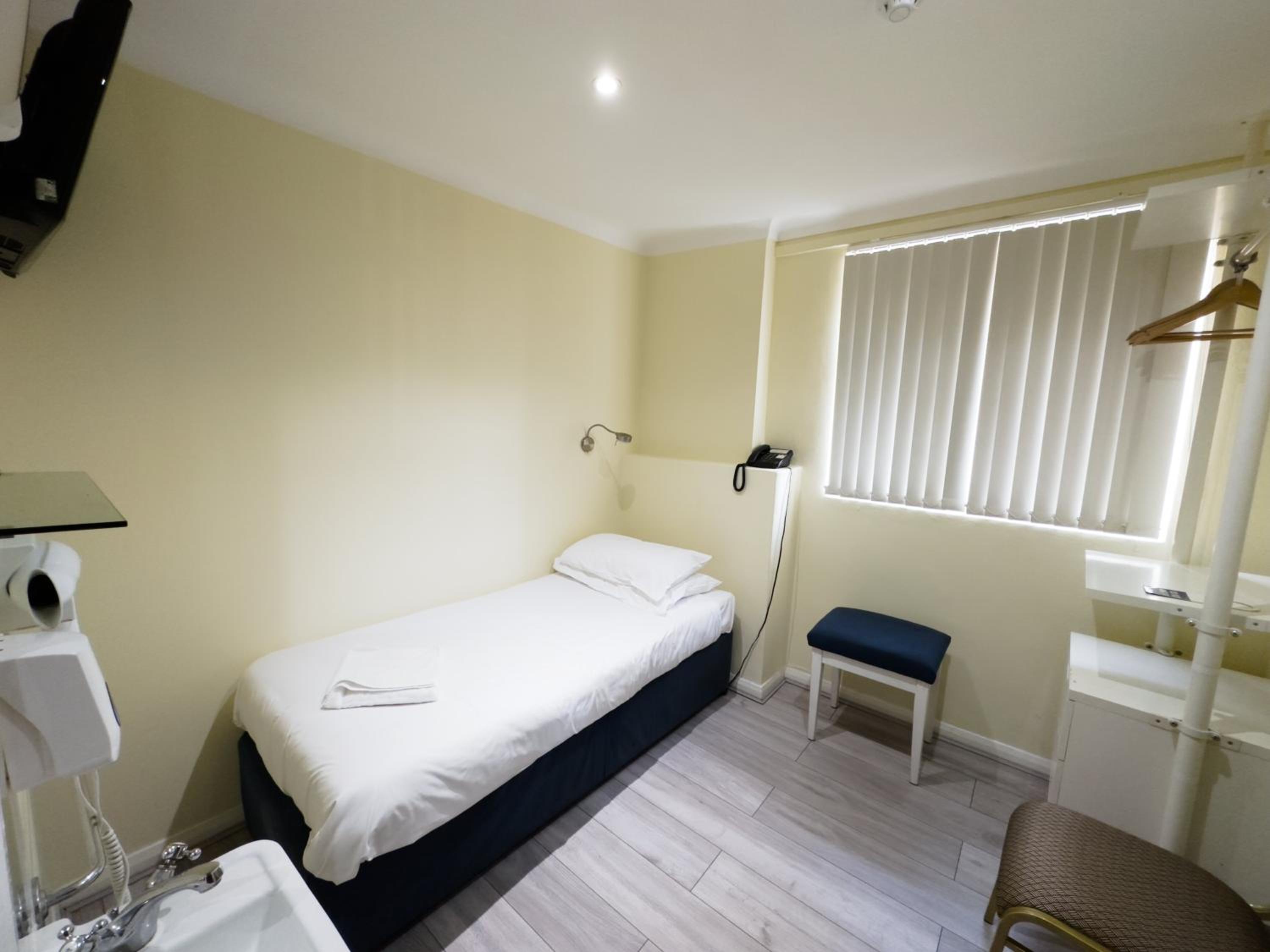 Single Room With Shared Bathroom photo 1