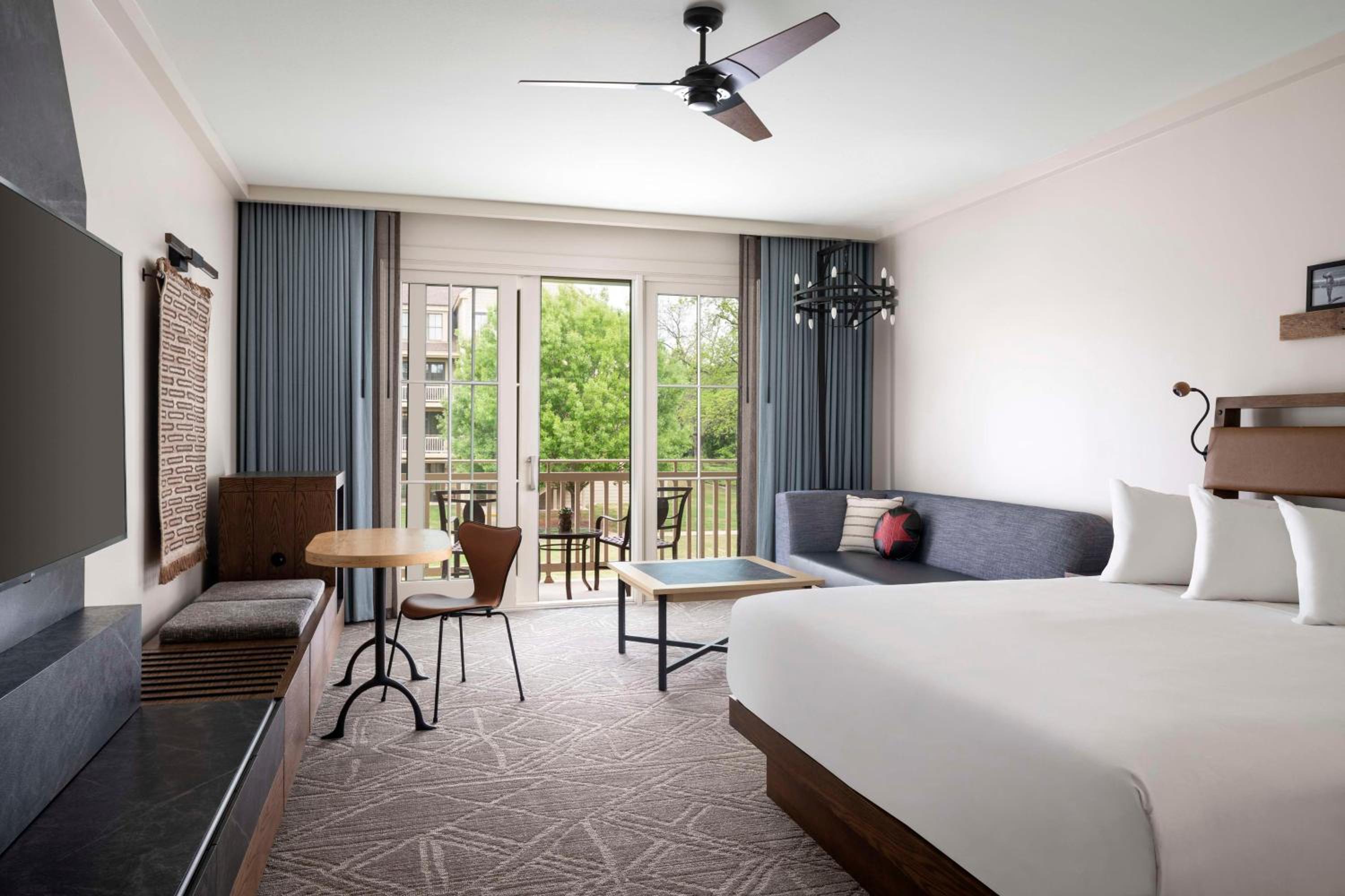 King Room with Balcony - Photo 2